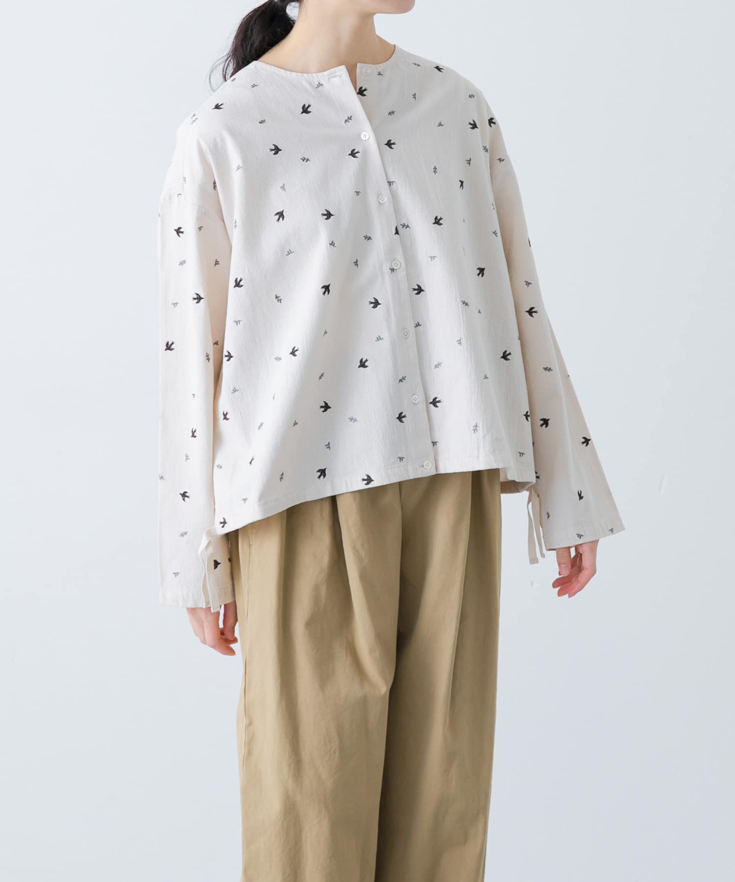 ツバメ刺繍ブラウス