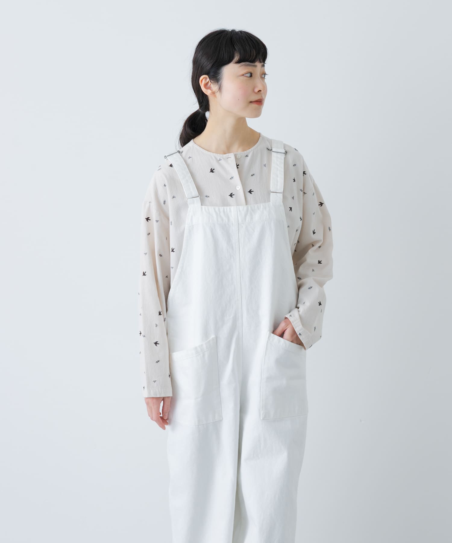 ツバメ刺繍ブラウス