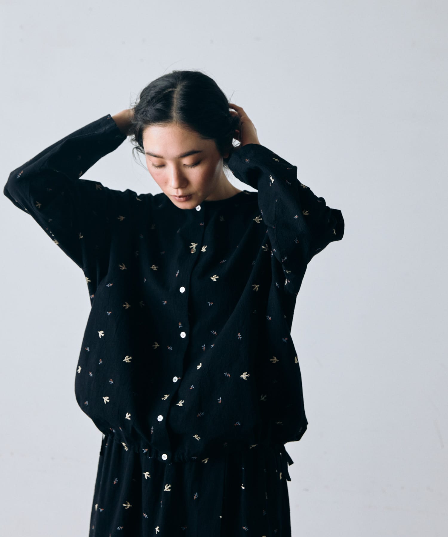 ツバメ刺繍ブラウス