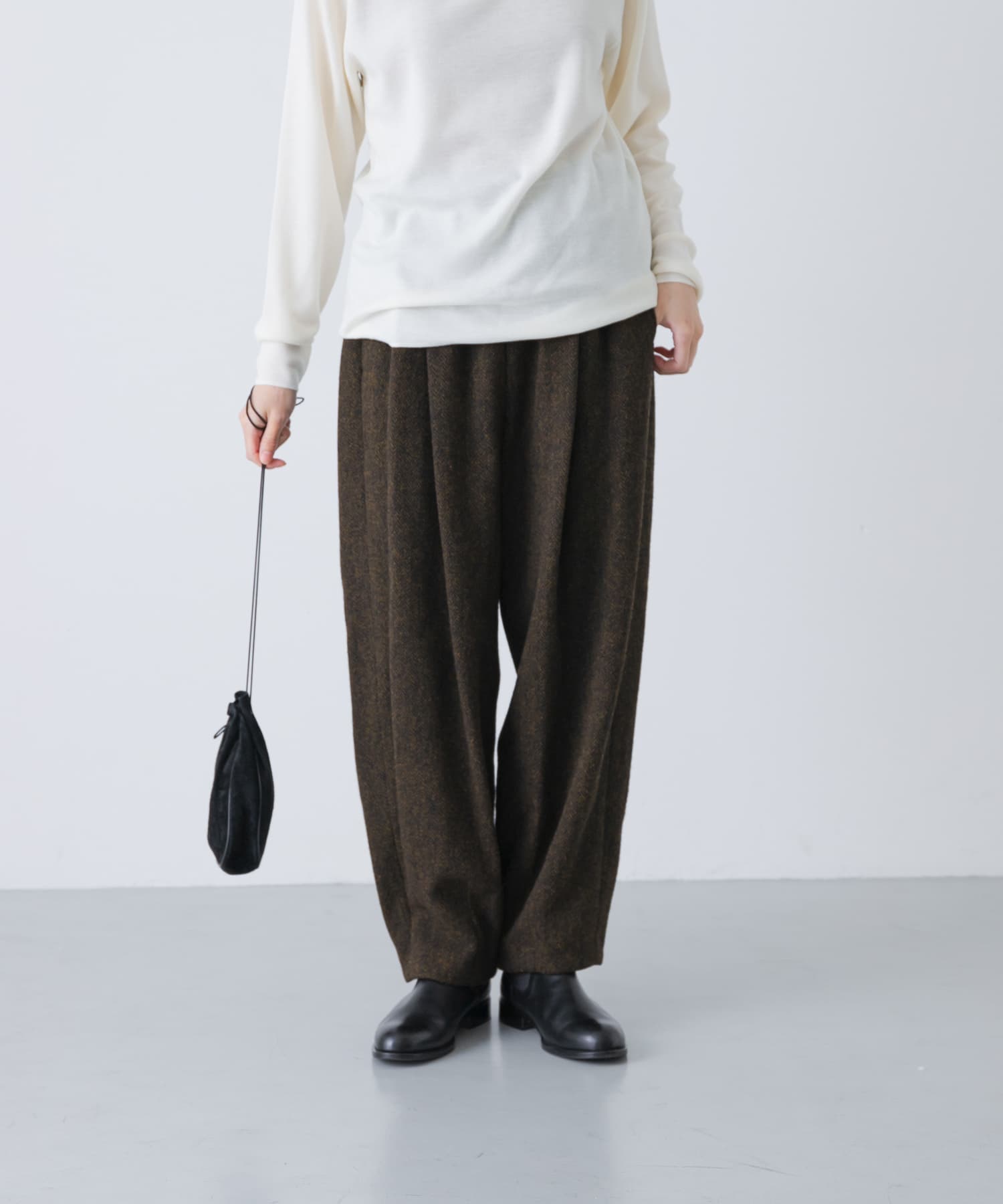 Wool tapered pants
