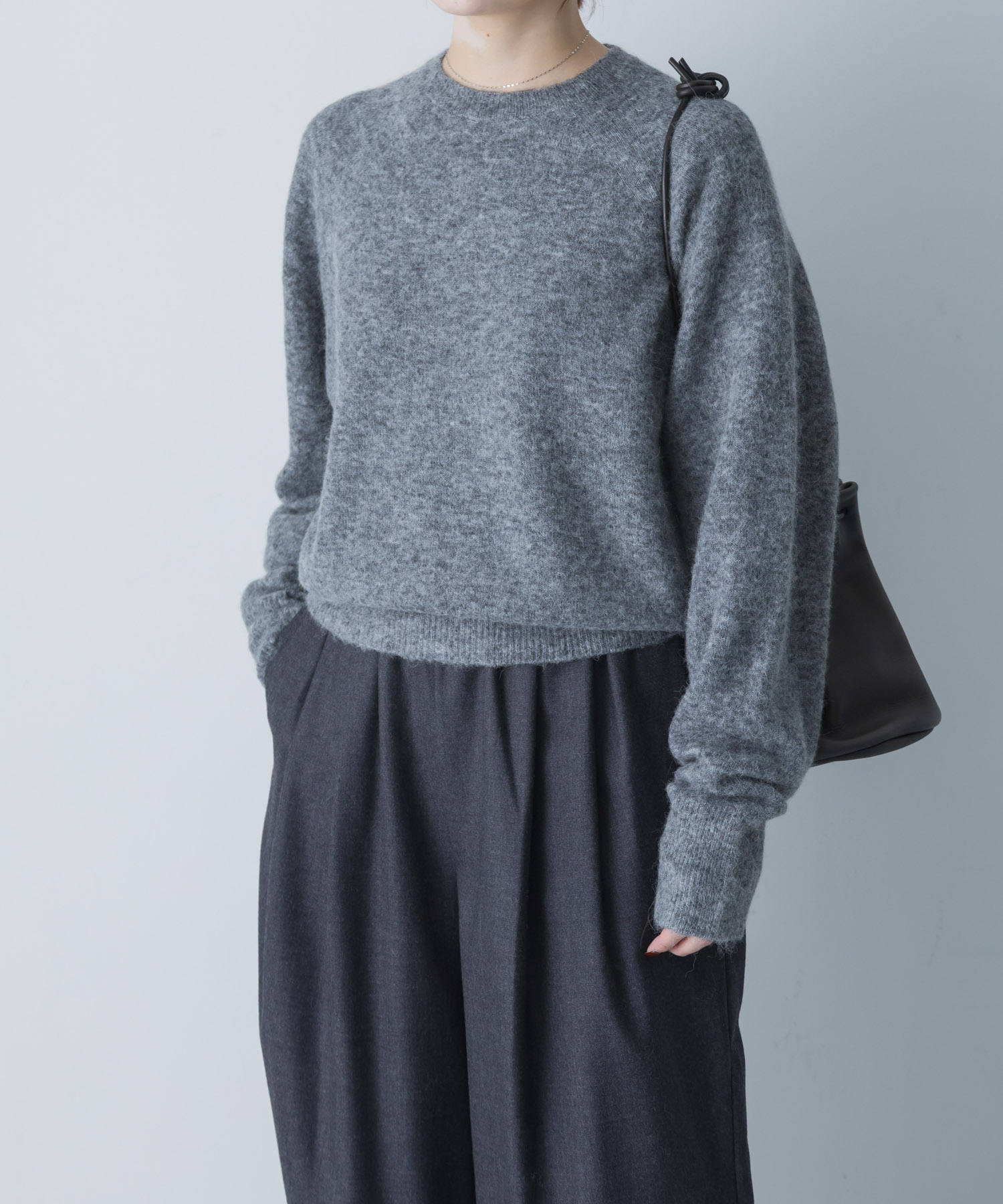 アルパカクルーネックニット