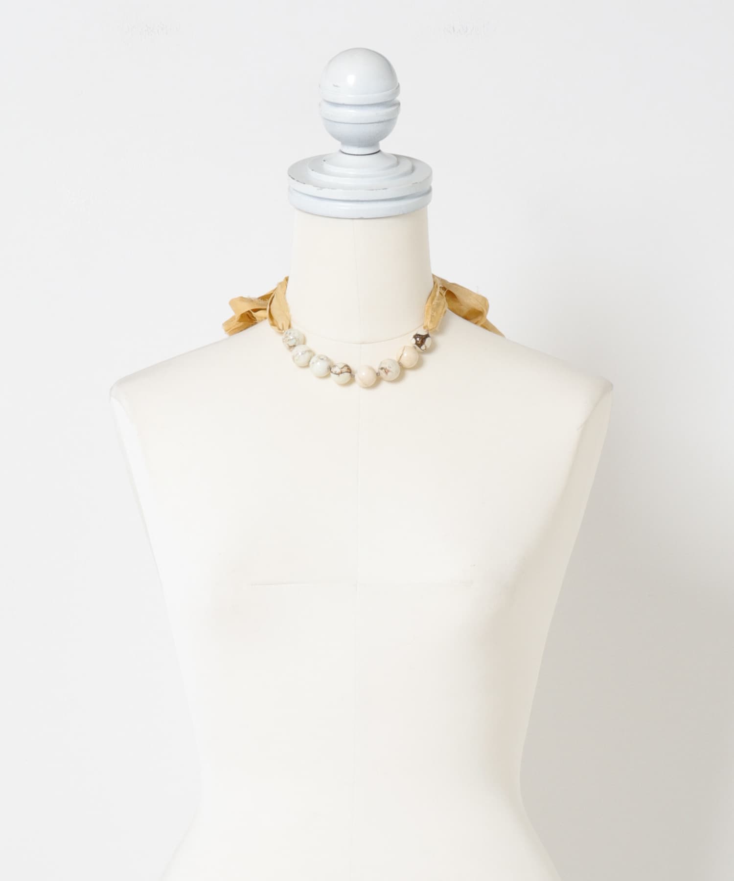 OCUCCI jewelry　Magnasite with silk cord white Free