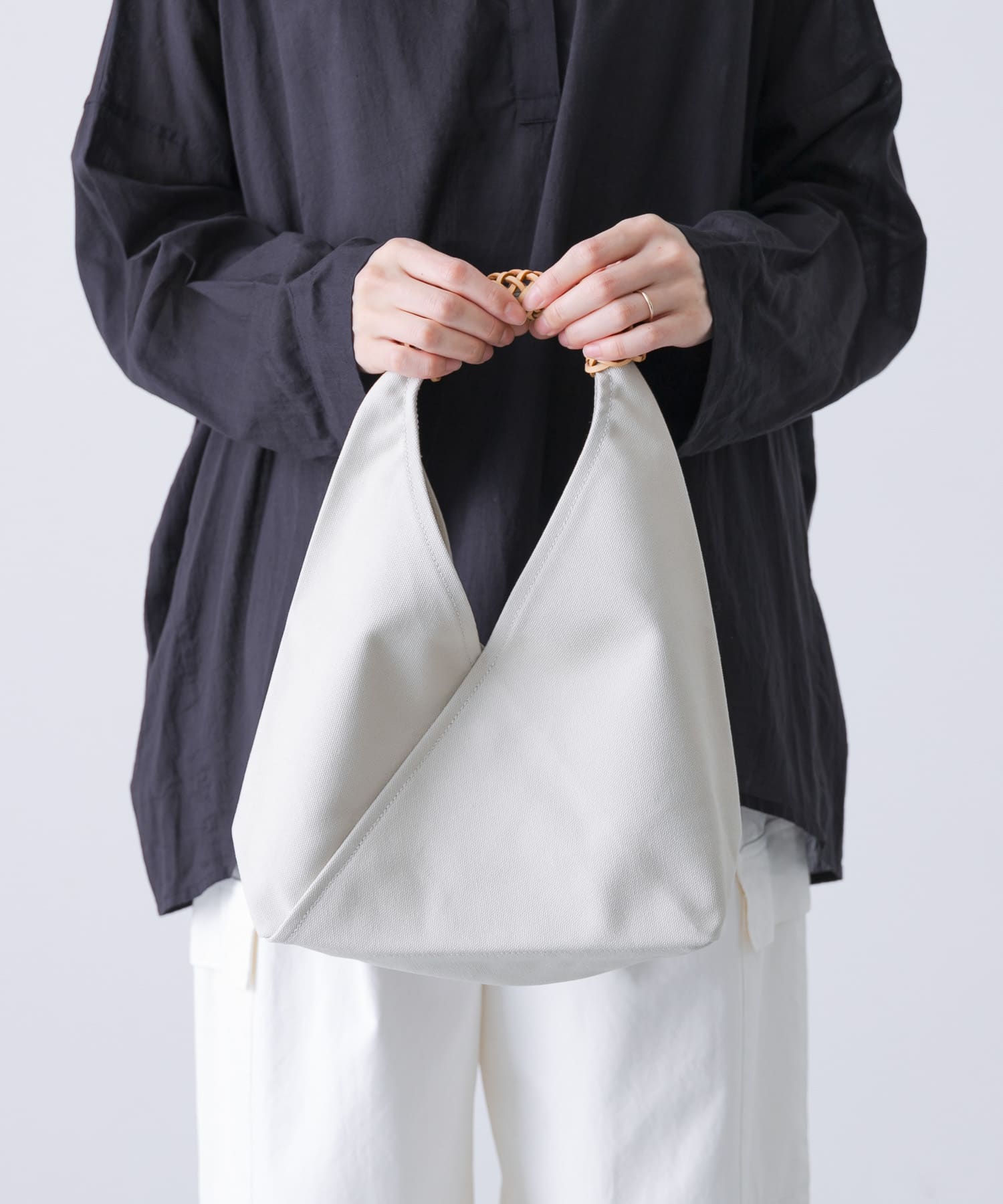 KAMARO’AN　Woven Triangle Bag 36