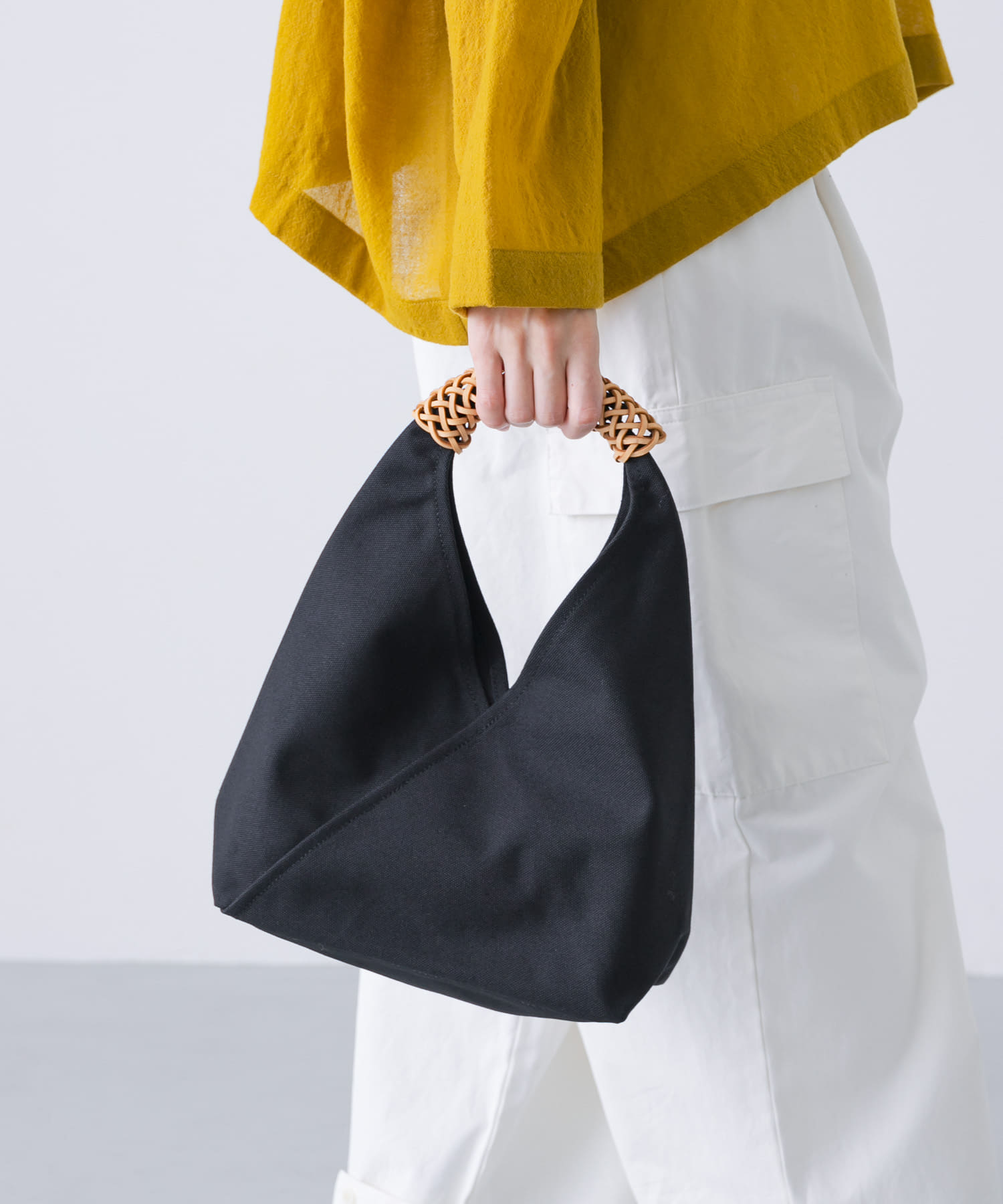 KAMARO’AN　Woven Triangle Bag 36