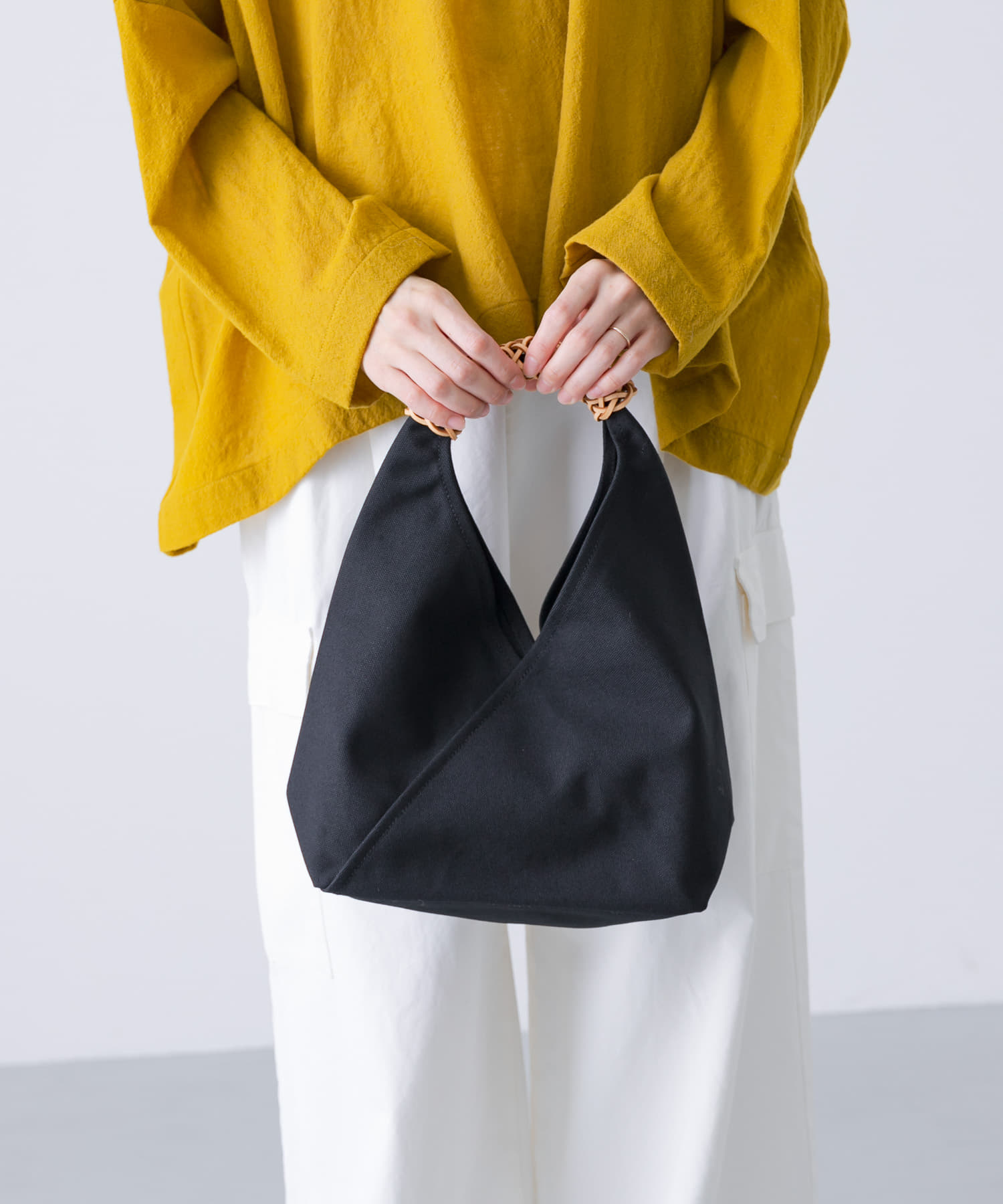 KAMARO’AN　Woven Triangle Bag 36 Black one