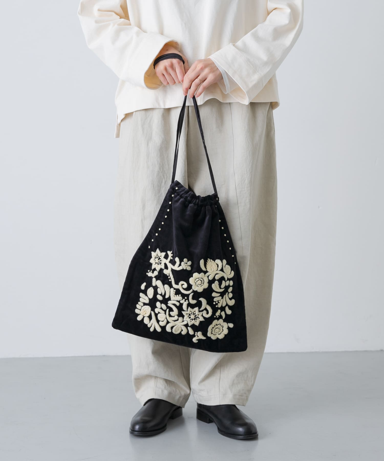 Khadi&co　VELVET Embroidery Bag BK Free