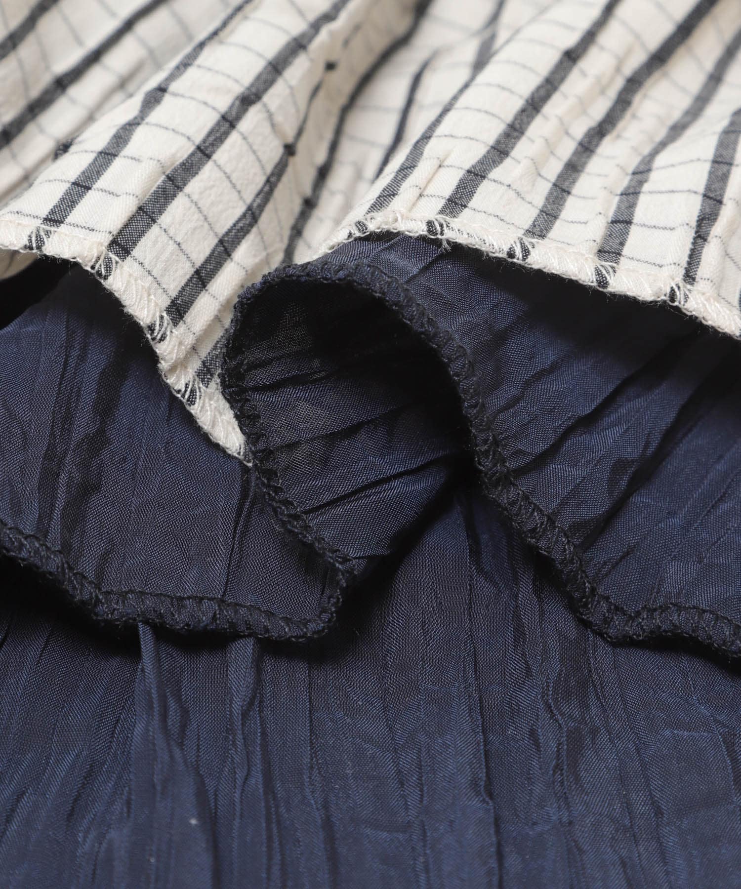 フリルレイヤードブラウス NAVY×IVO One