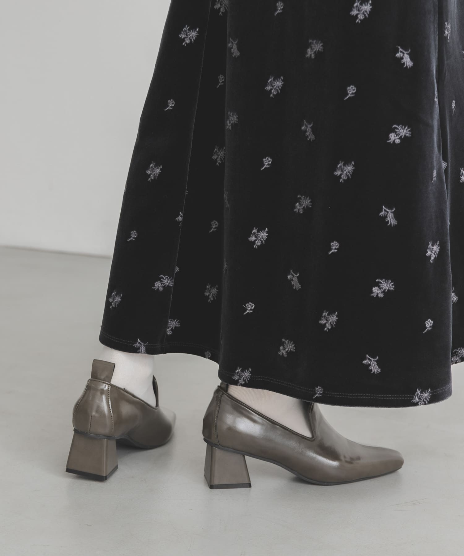 セミスクエアトゥパンプス KHAKI 36