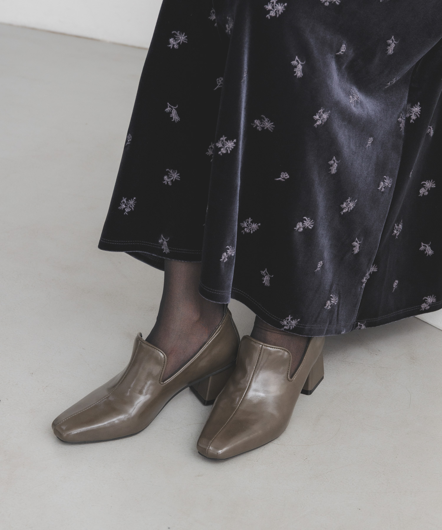 セミスクエアトゥパンプス KHAKI 36