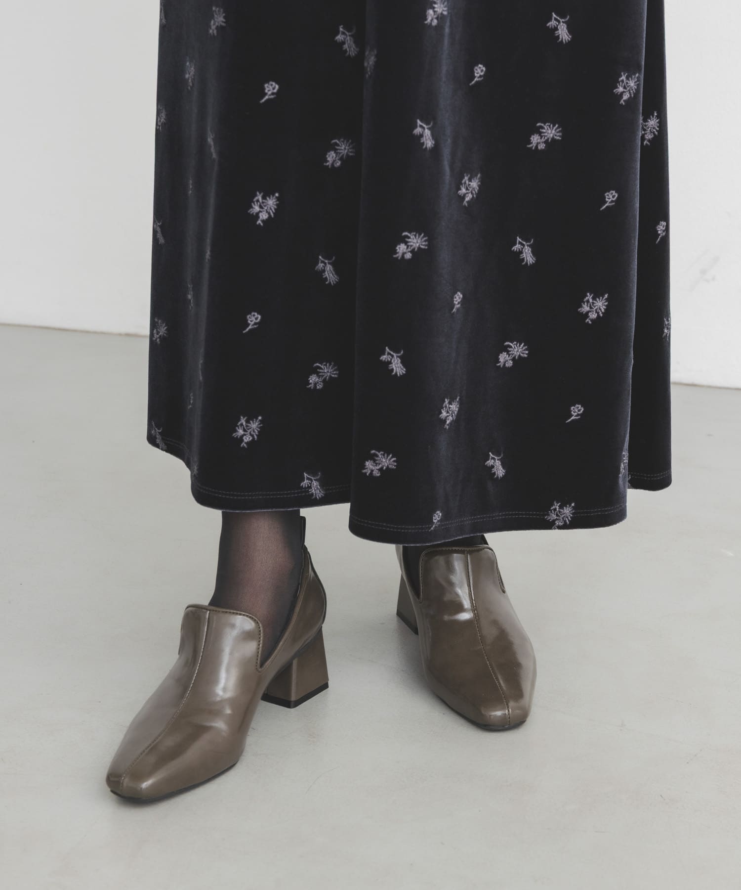 セミスクエアトゥパンプス KHAKI 36