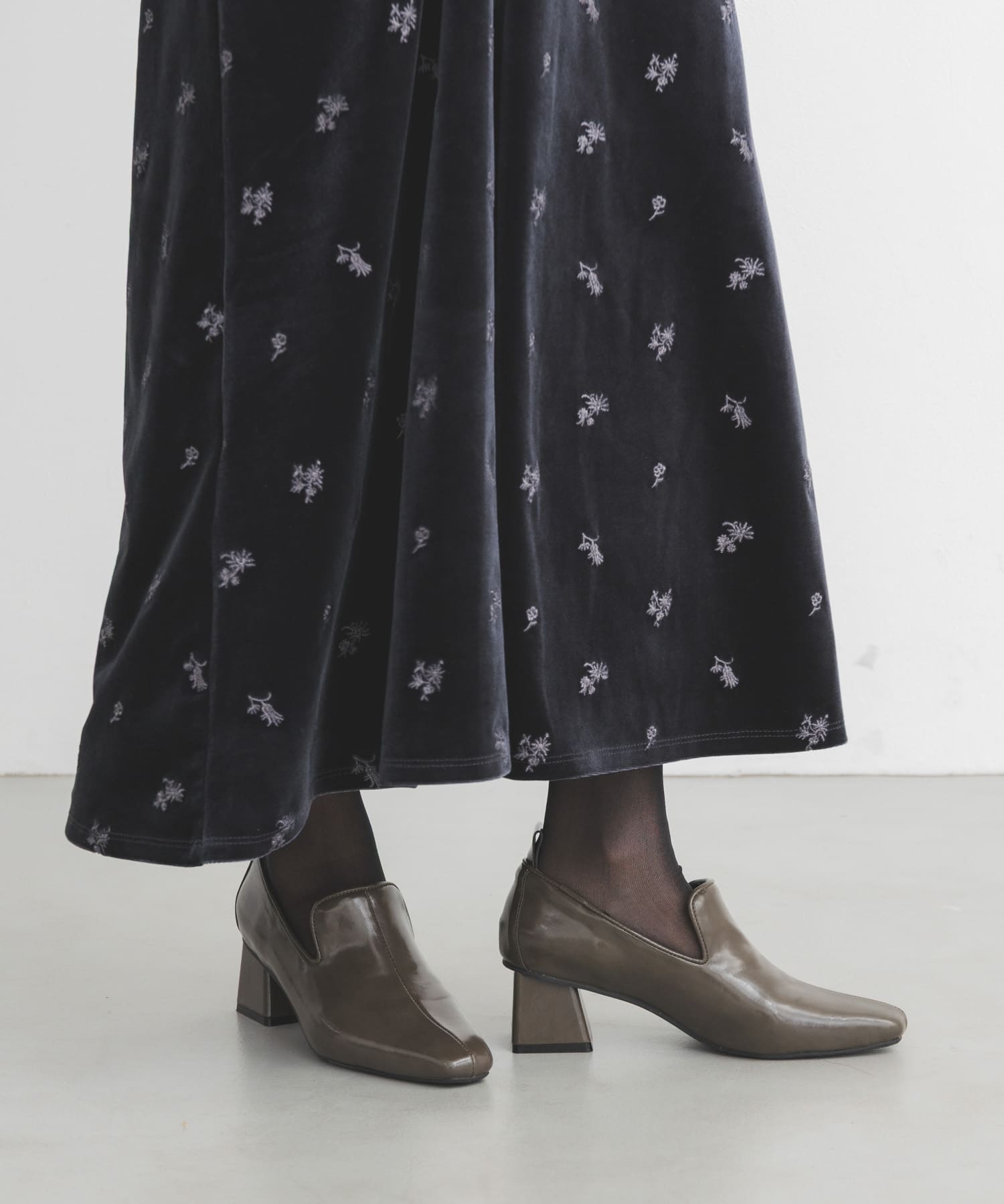 セミスクエアトゥパンプス KHAKI 36