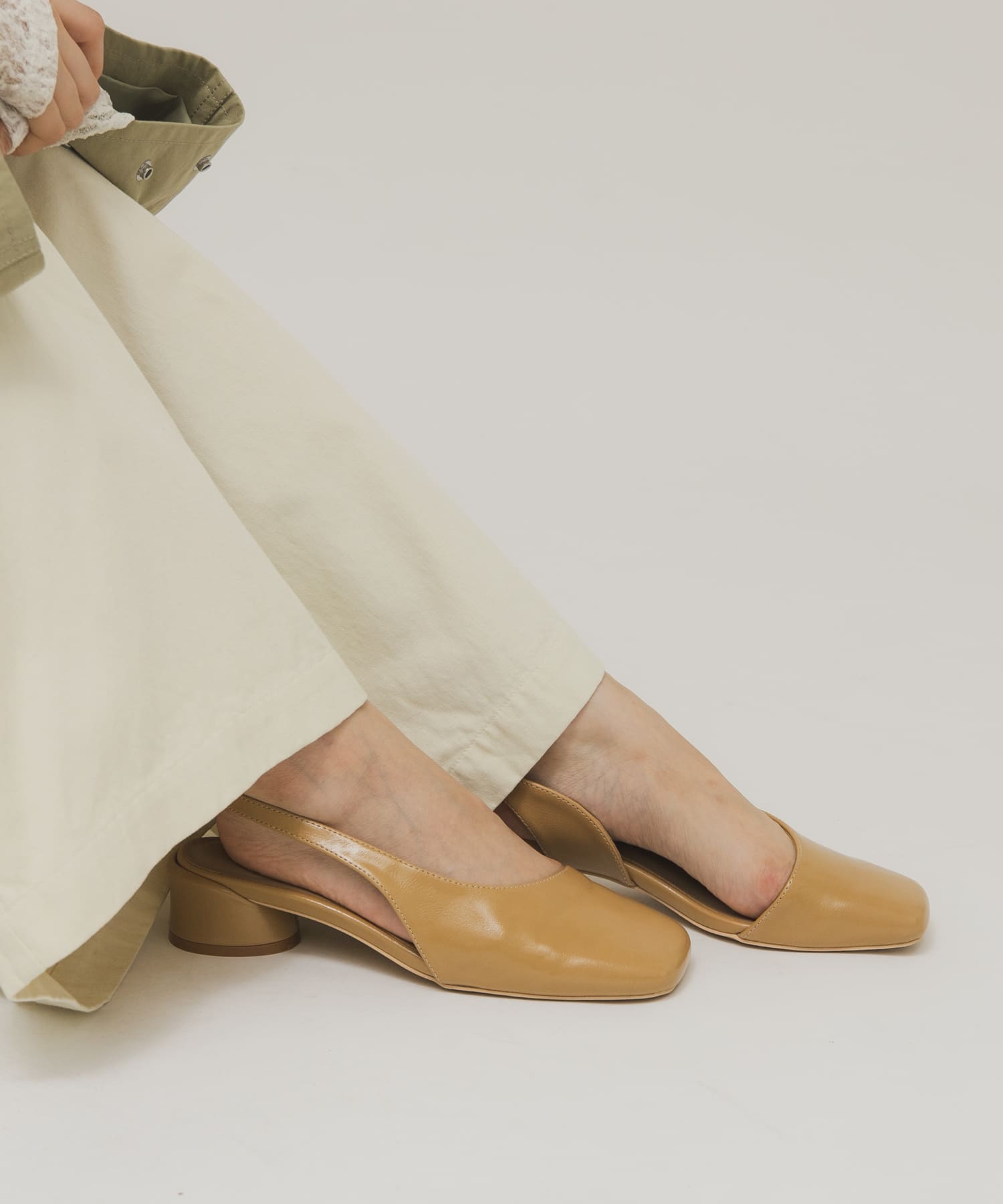 スクエアトゥアシンメトリーパンプス CAMEL 36
