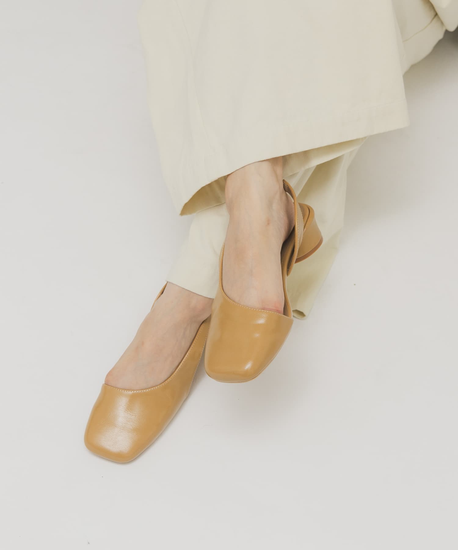スクエアトゥアシンメトリーパンプス CAMEL 36