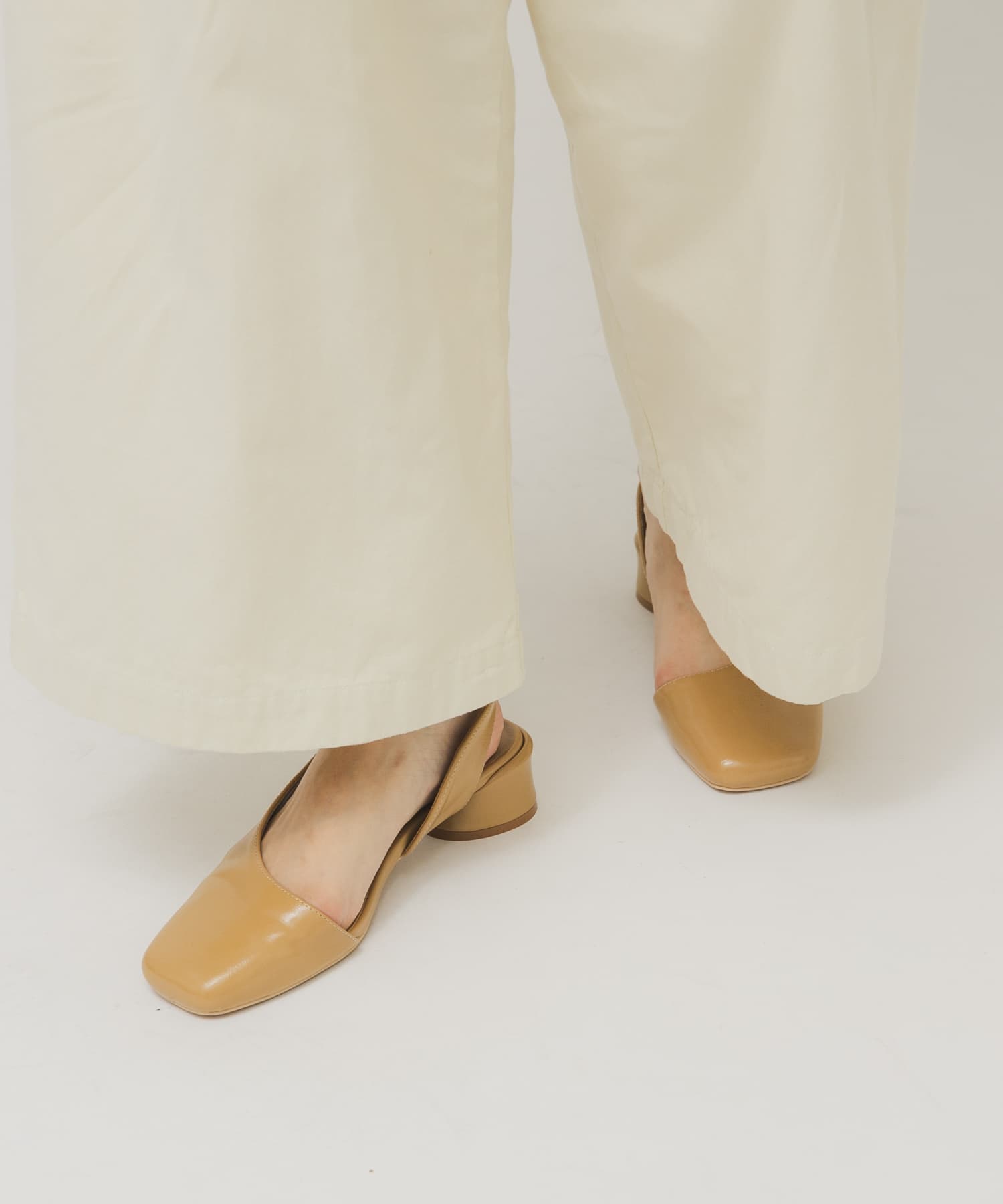 スクエアトゥアシンメトリーパンプス CAMEL 36