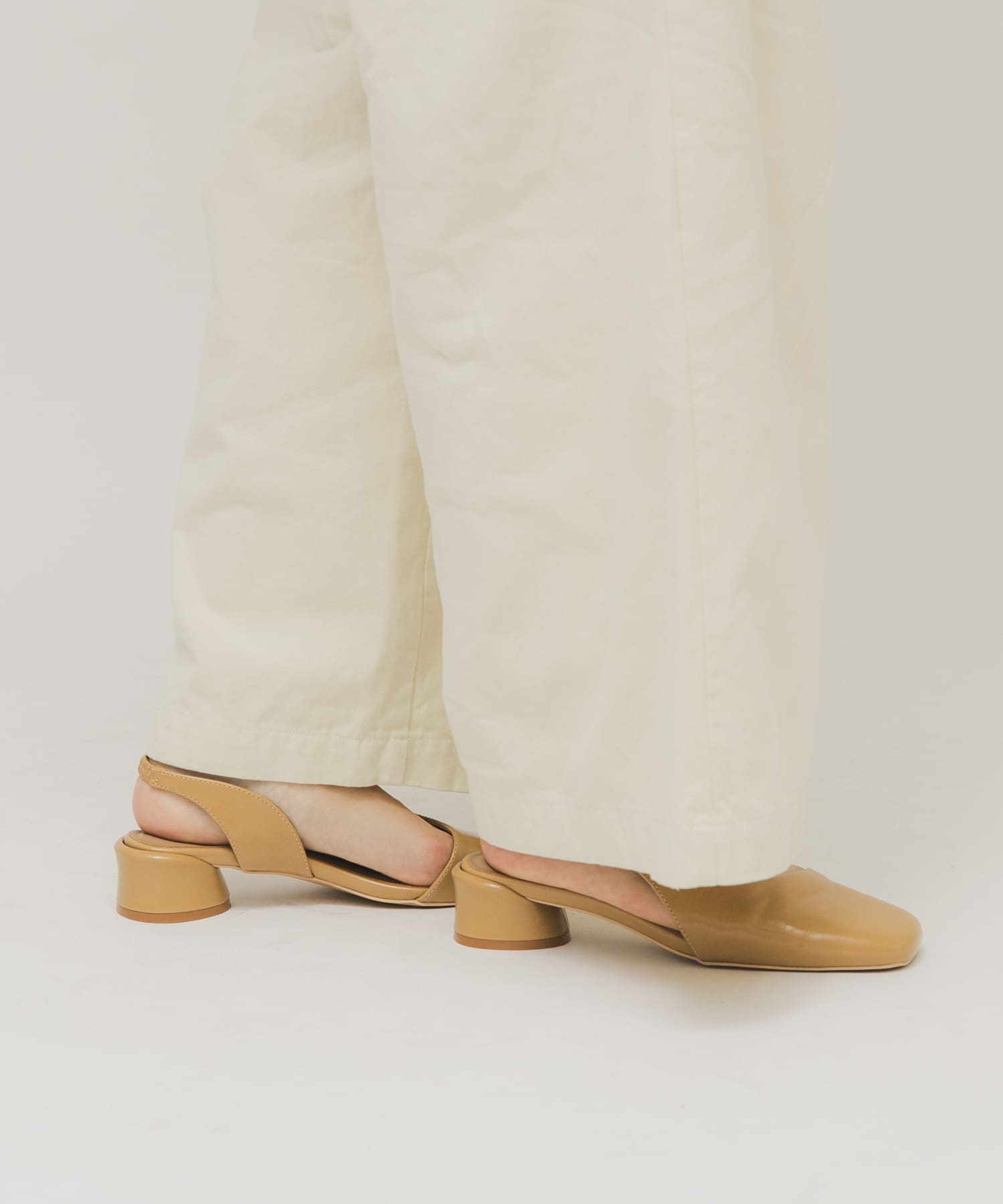 スクエアトゥアシンメトリーパンプス CAMEL 36