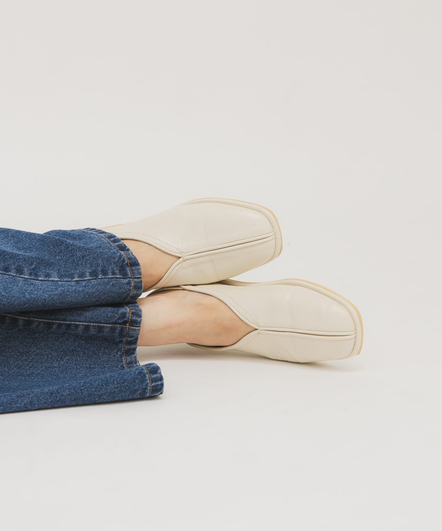 センターシームフラットシューズ IVORY 36