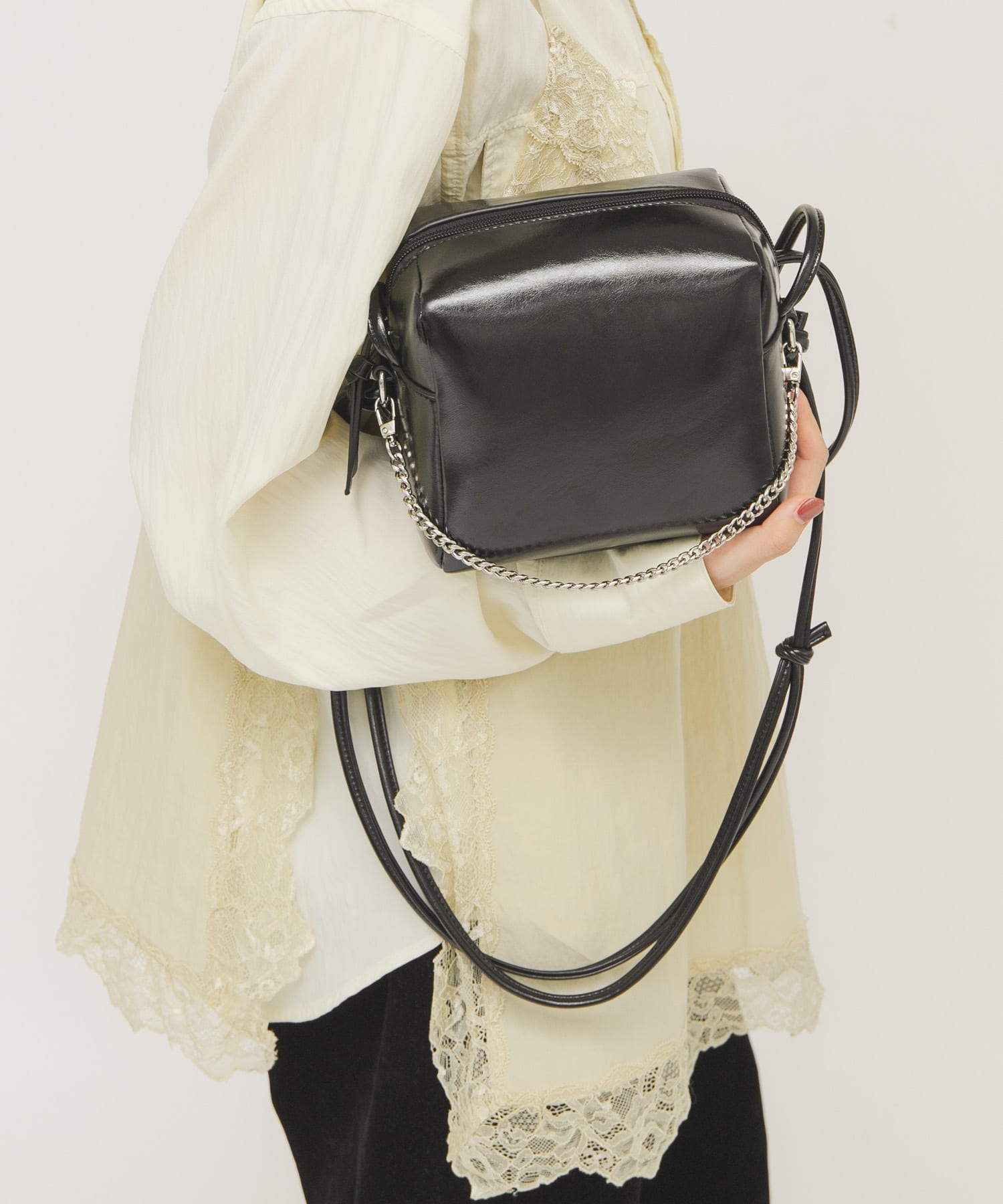 チェーン付きスクエアBAG BLACK One