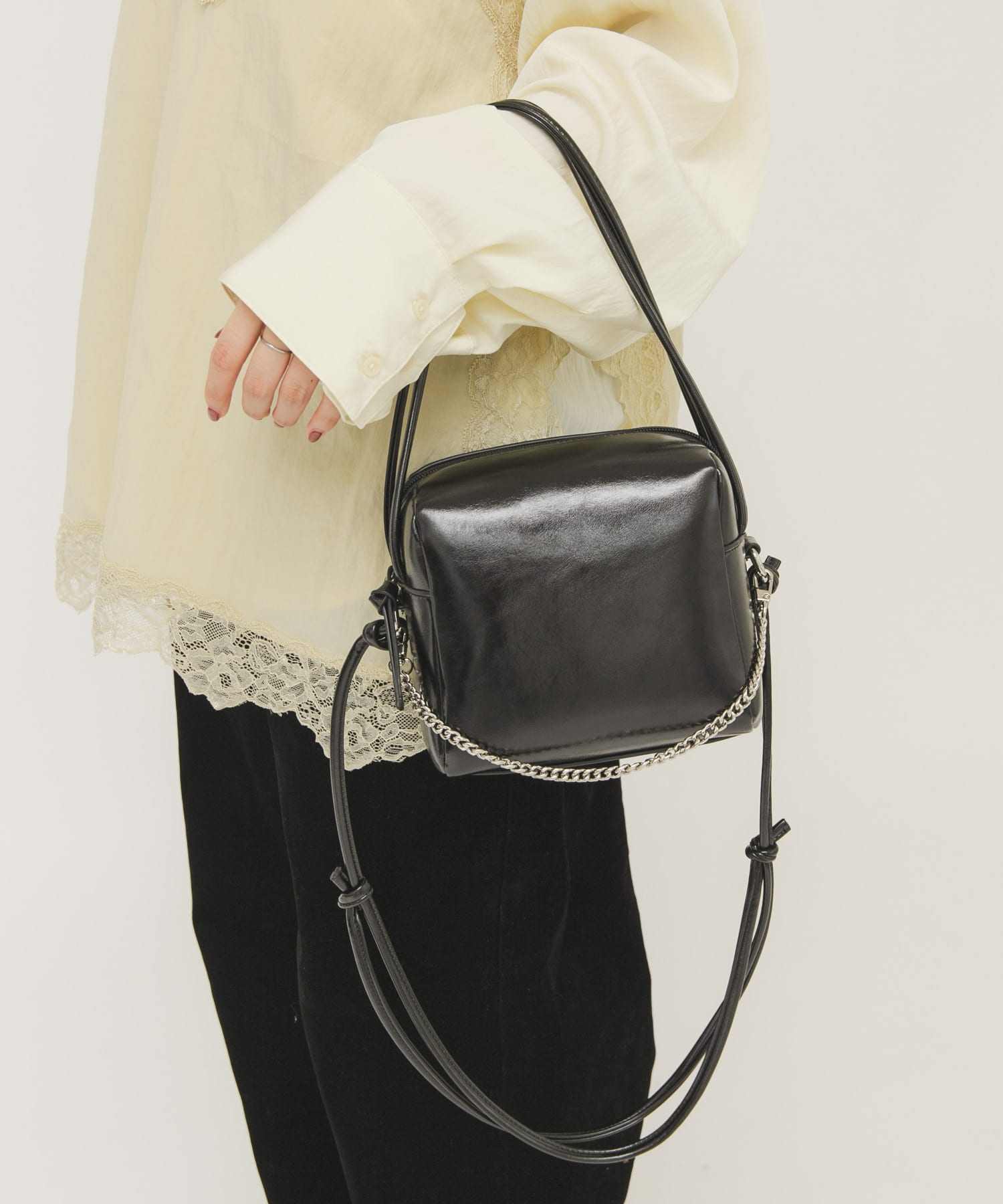 チェーン付きスクエアBAG BLACK One