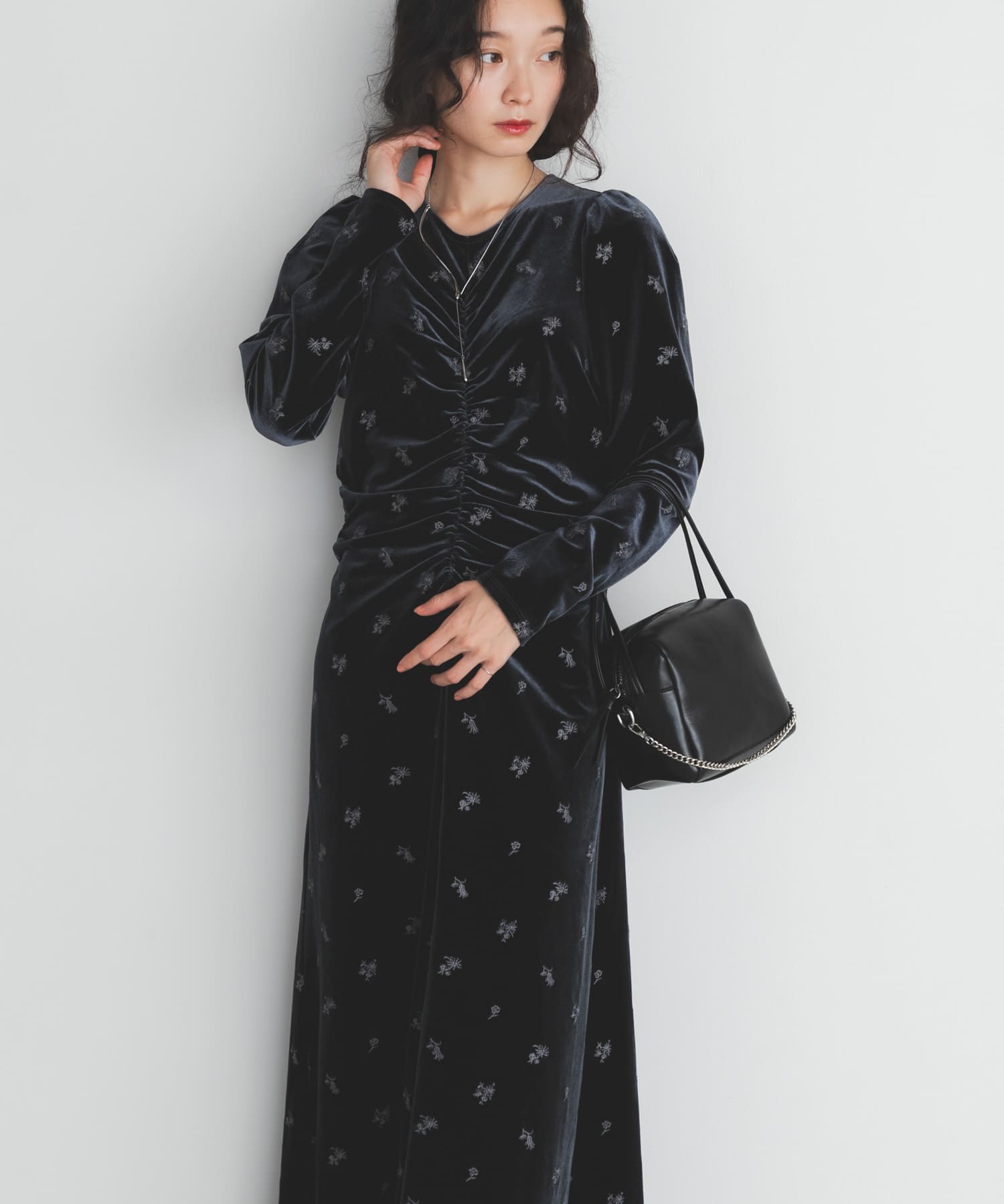 チェーン付きスクエアBAG BLACK One