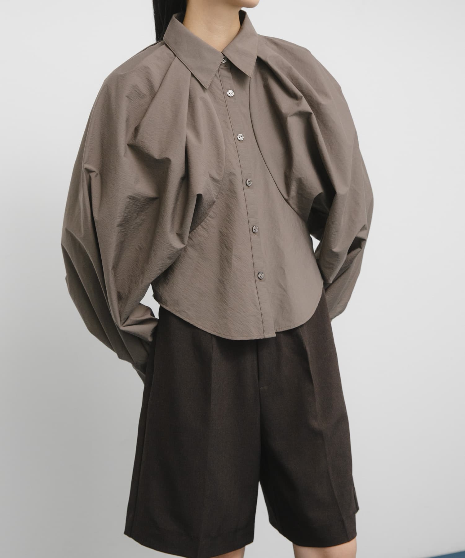 ボリュームスリーブクロップドシャツ