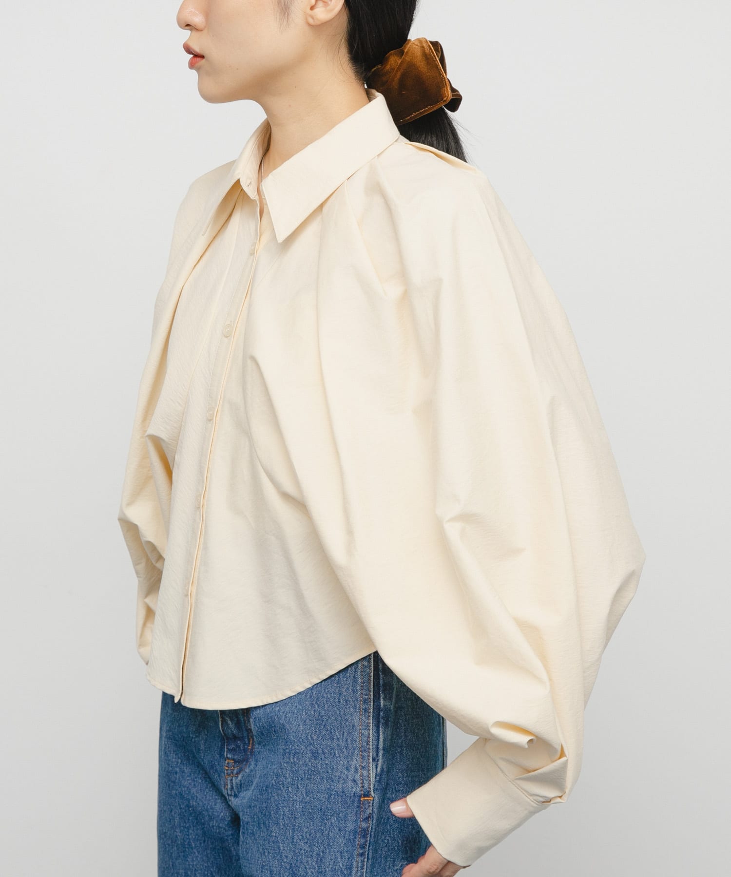 ボリュームスリーブクロップドシャツ L.BEIGE One