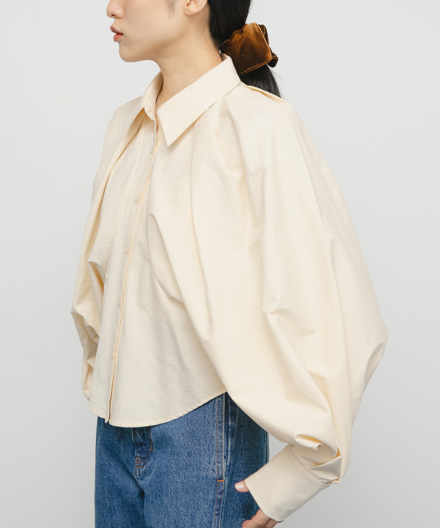 ボリュームスリーブクロップドシャツ L.BEIGE One