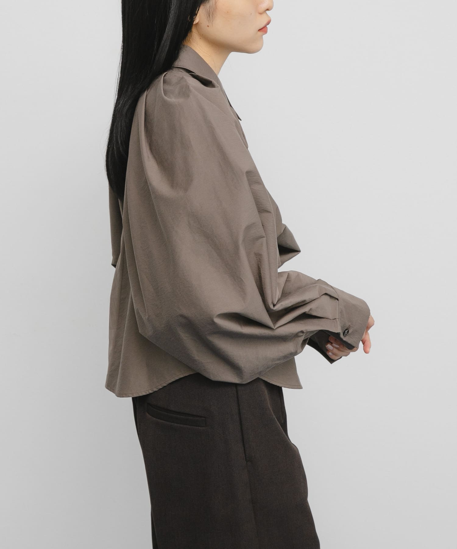 ボリュームスリーブクロップドシャツ OLIVEBROWN One
