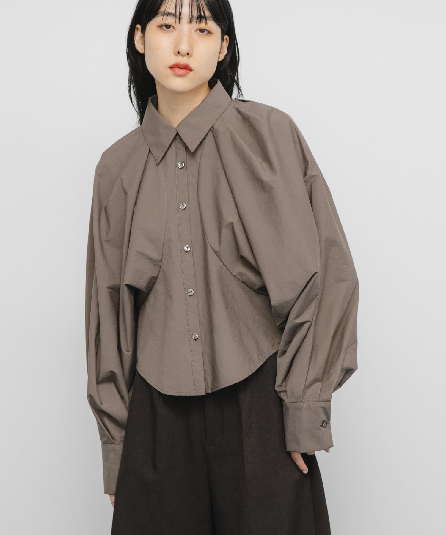 ボリュームスリーブクロップドシャツ OLIVEBROWN One