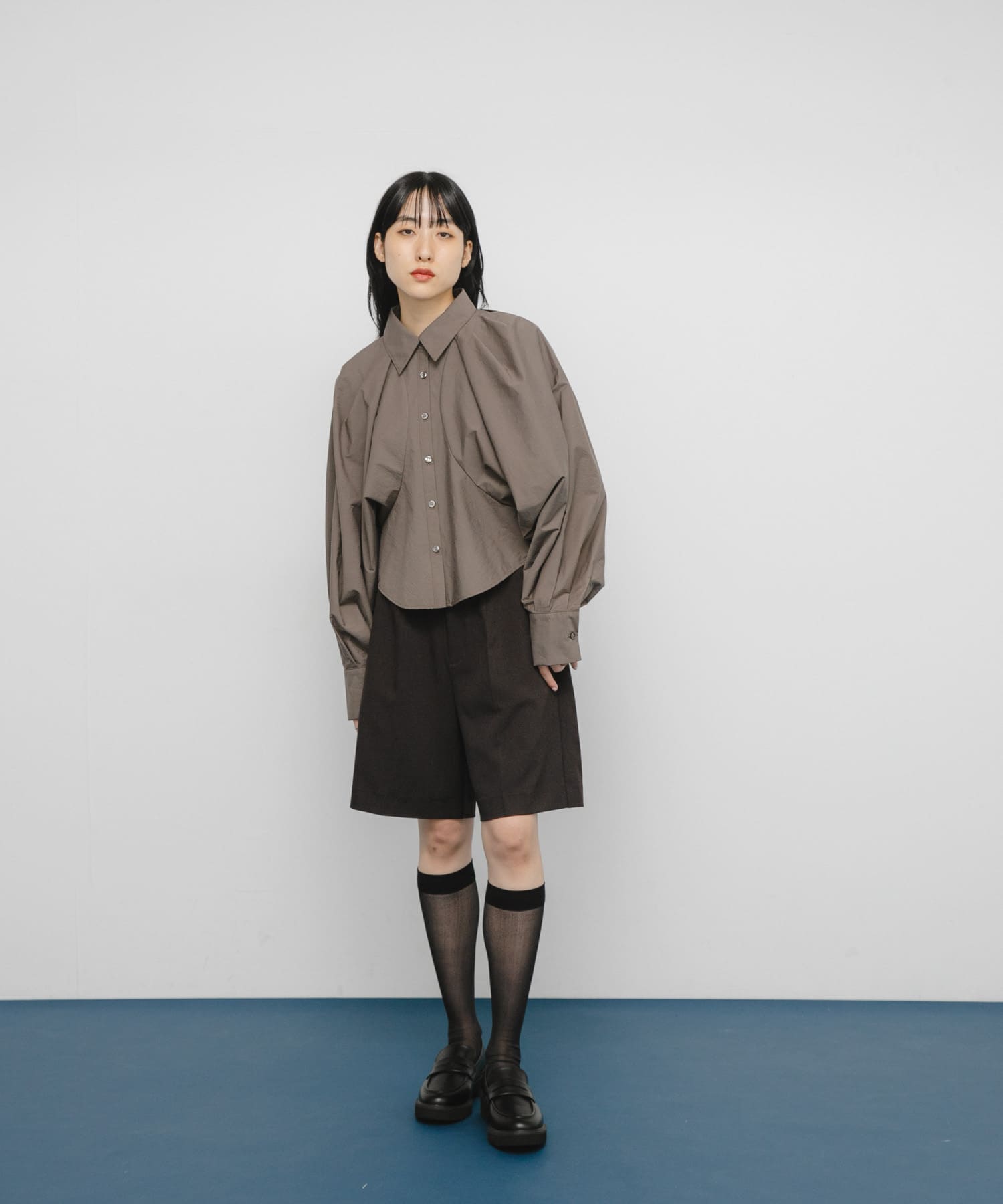 ボリュームスリーブクロップドシャツ OLIVEBROWN One