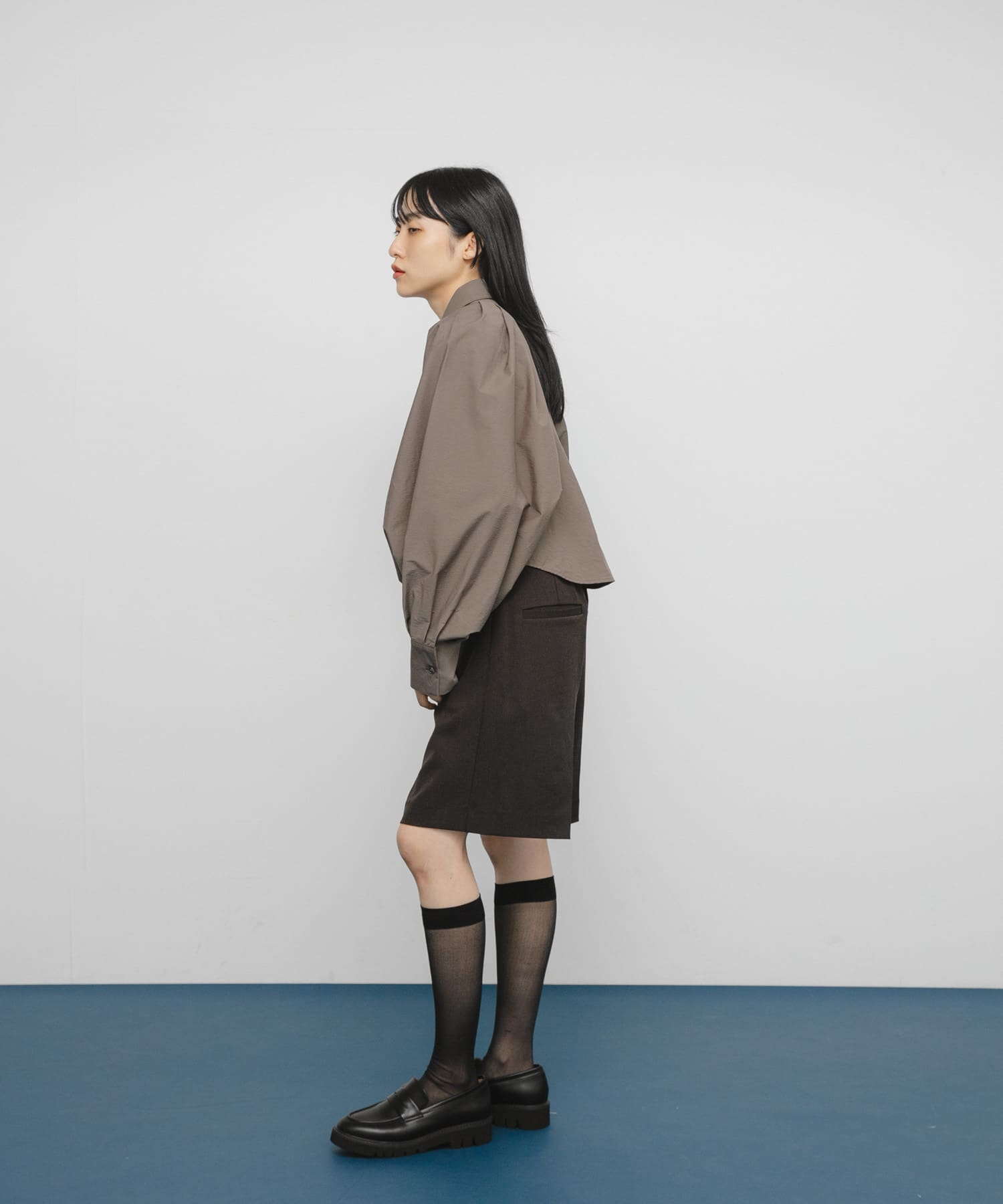 ボリュームスリーブクロップドシャツ OLIVEBROWN One