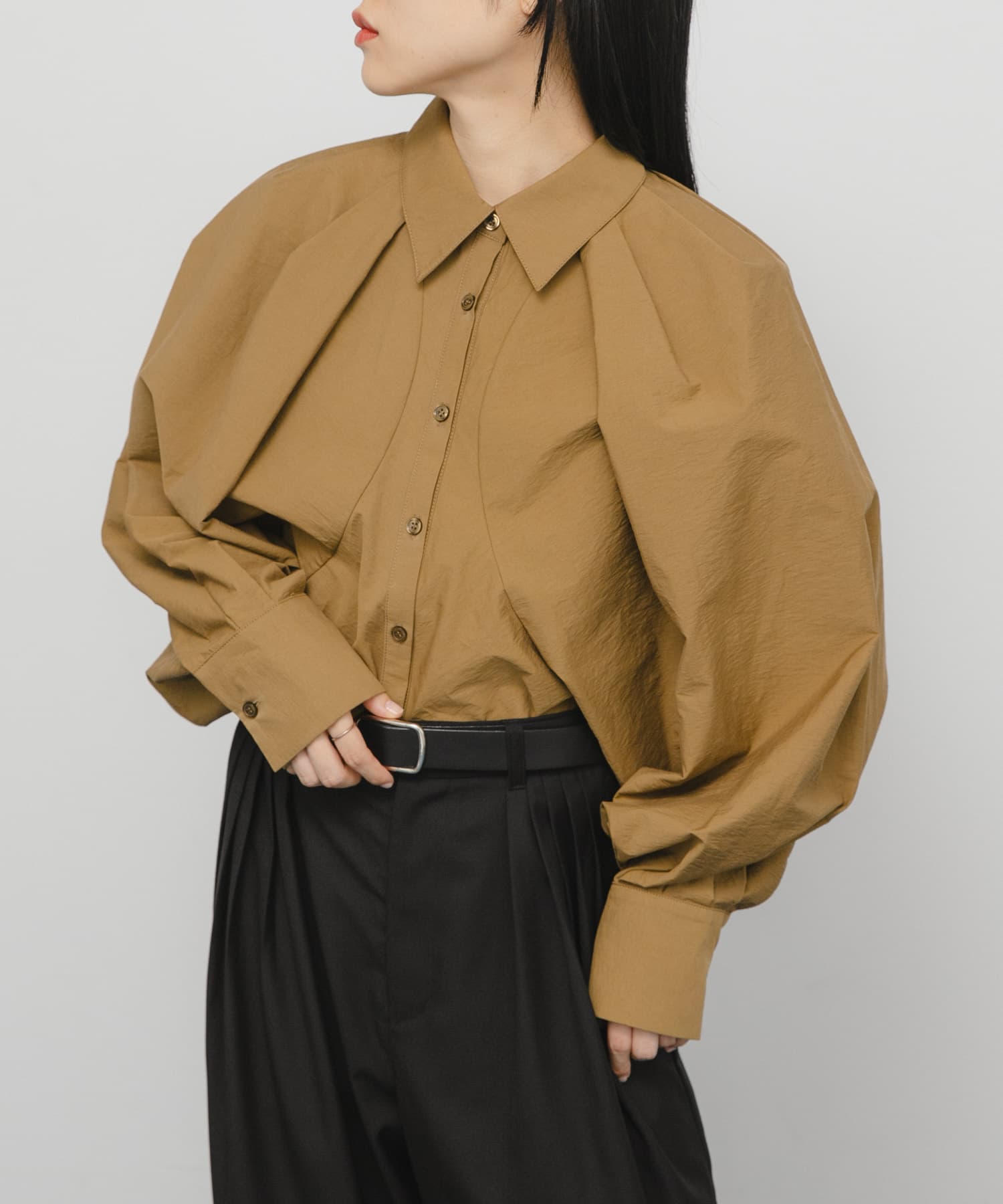ボリュームスリーブクロップドシャツ OLIVEBROWN One