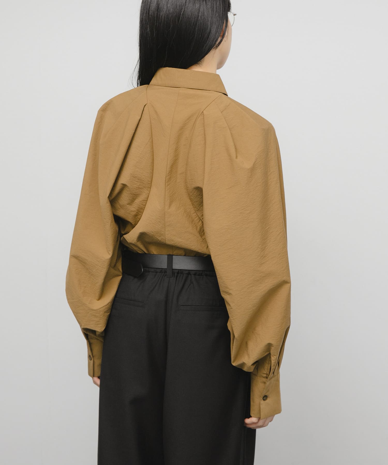 ボリュームスリーブクロップドシャツ OLIVEBROWN One