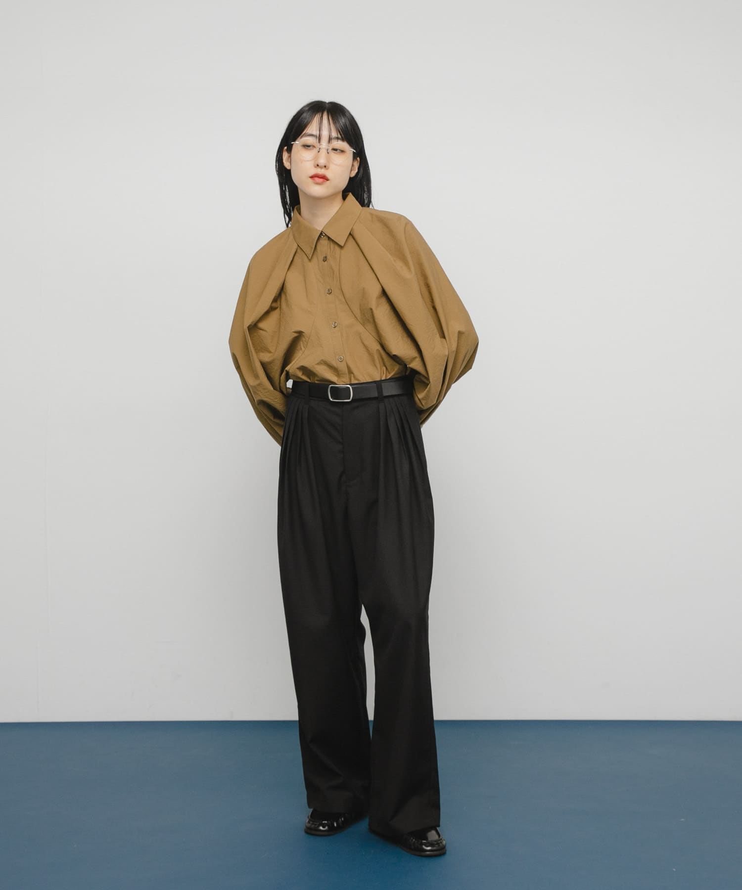 ボリュームスリーブクロップドシャツ OLIVEBROWN One