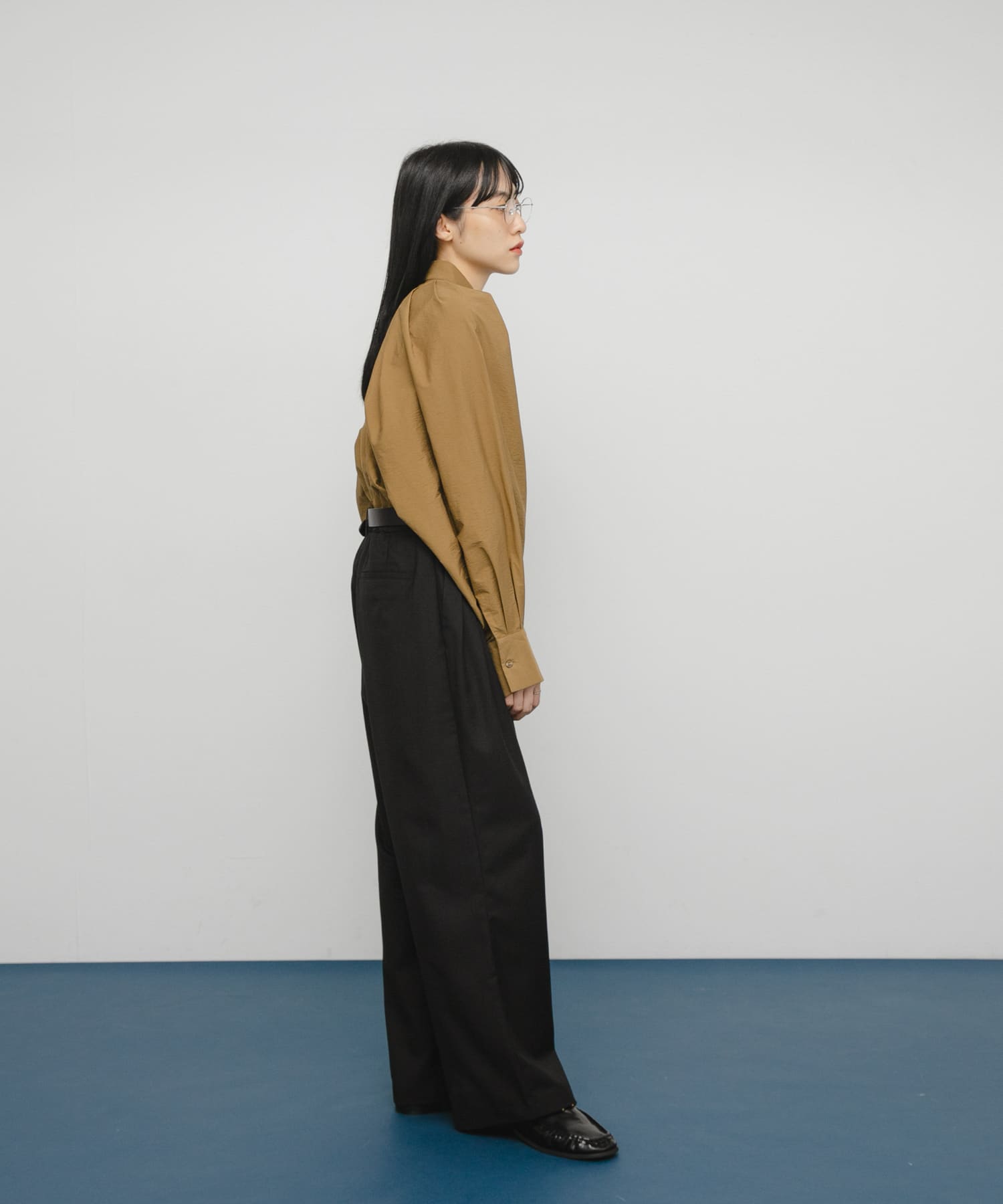 ボリュームスリーブクロップドシャツ OLIVEBROWN One