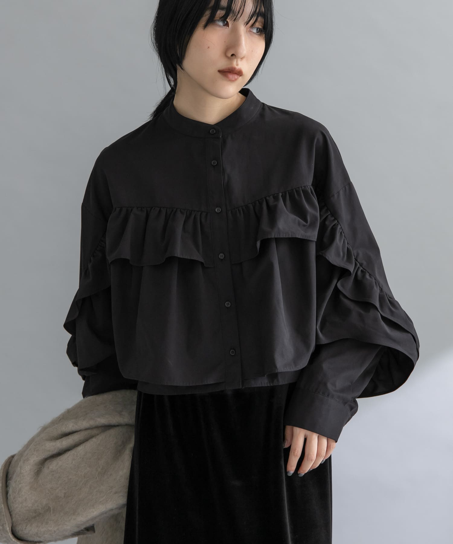 WEB限定』ラッフルデザインブラウス(One OFF): トップス｜URBAN