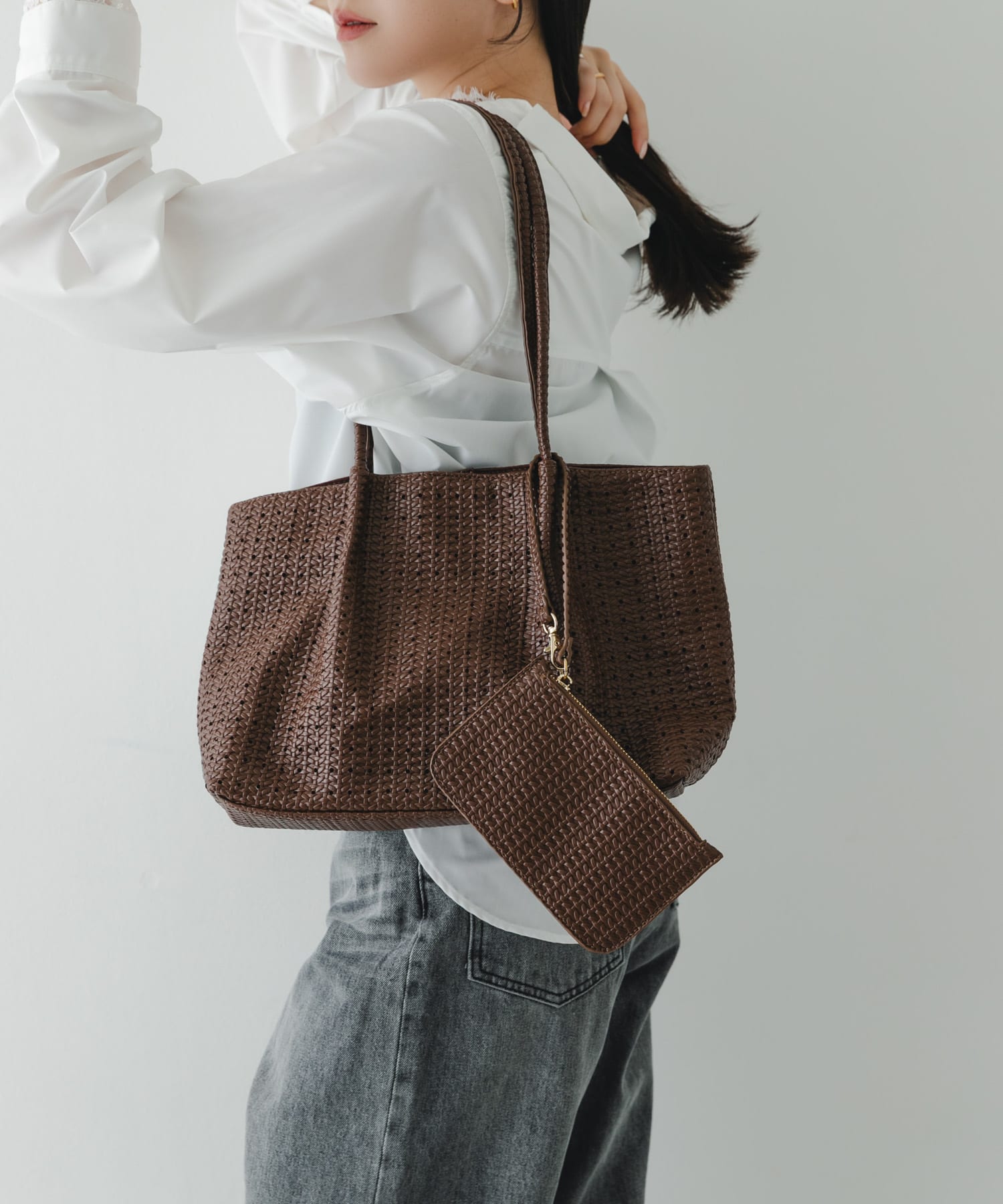 ポーチ付パンチングミドルトートバッグ(One BROWN): バッグ｜URBAN