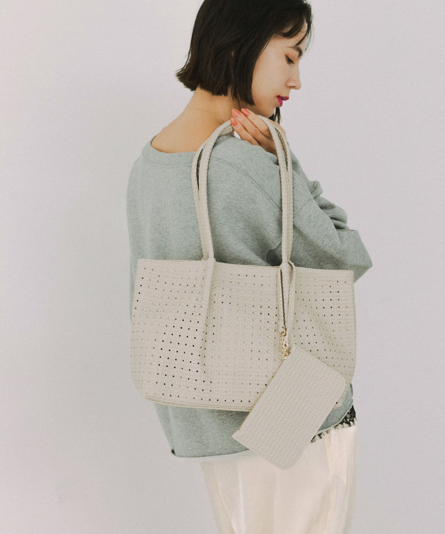 ポーチ付パンチングミドルトートバッグ IVORY One
