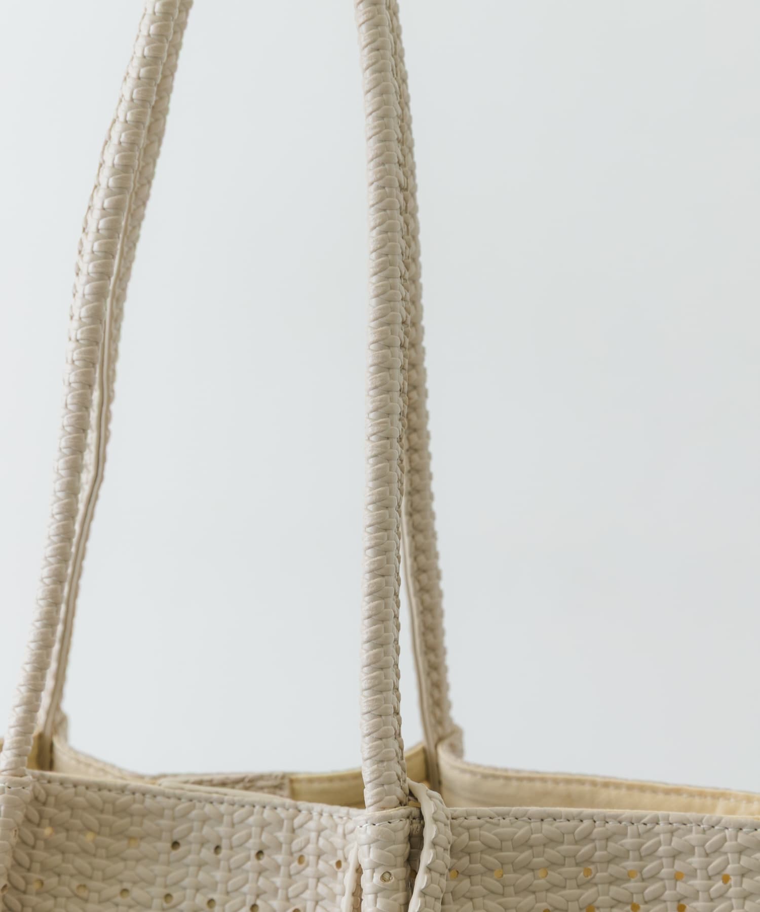 ポーチ付パンチングミドルトートバッグ IVORY One