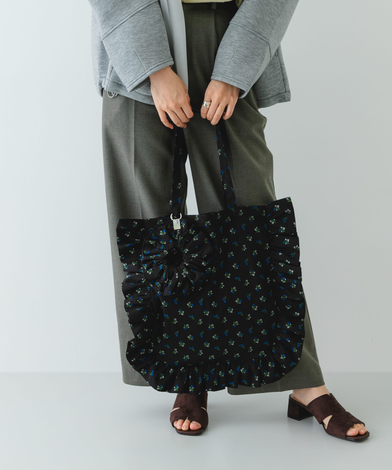 シュシュセットサイドフリルトート BLK/FLOWER One