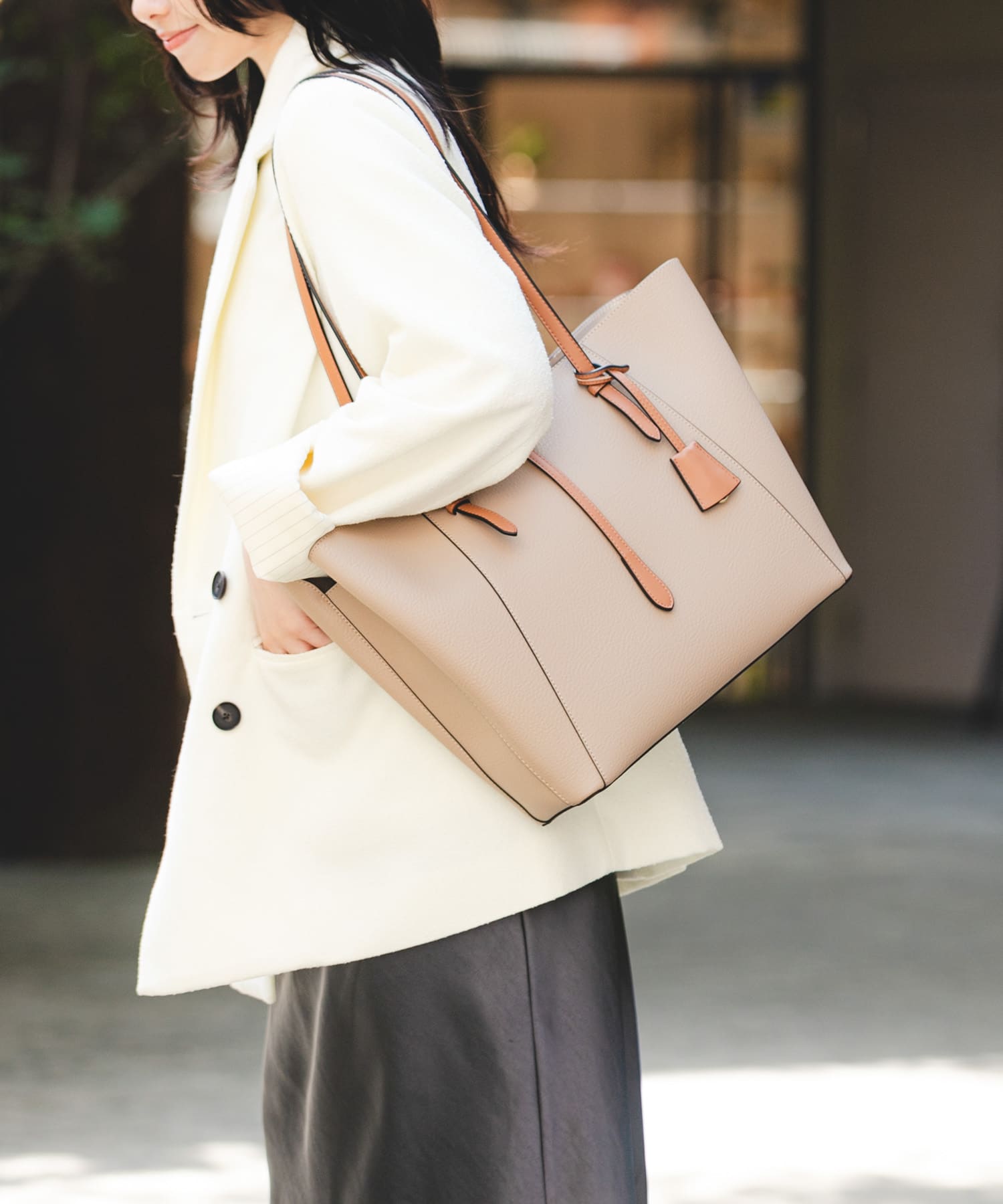 チャーム付A4トートバッグ(one SAND BEIGE): バッグ｜URBAN RESEARCH