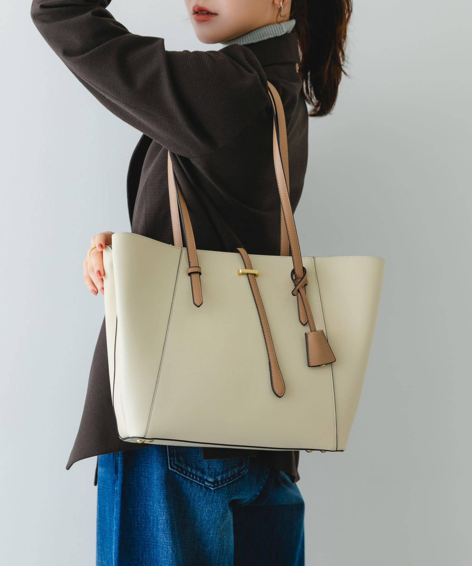 チャーム付A4トートバッグ IVORY one