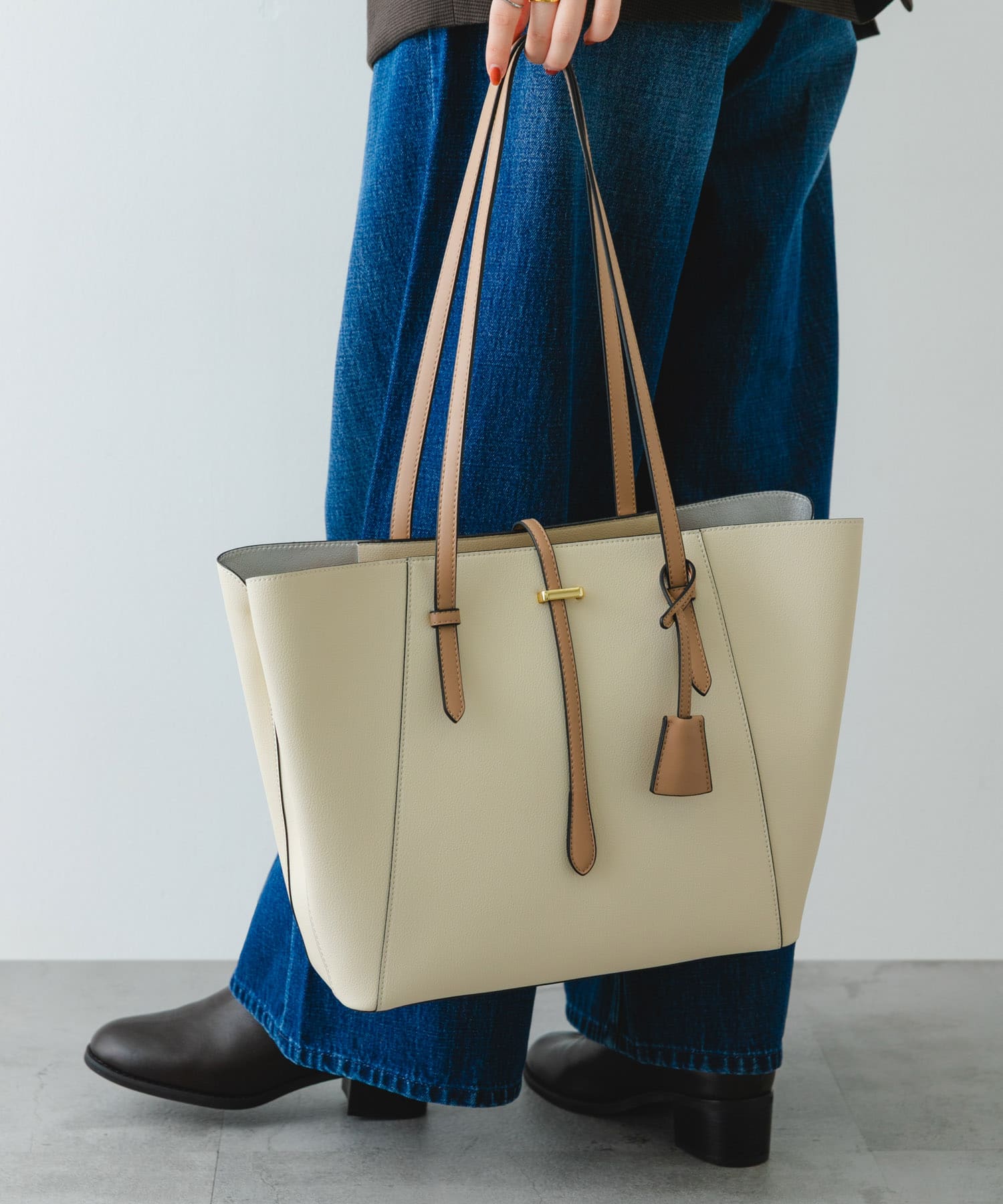 チャーム付A4トートバッグ IVORY one