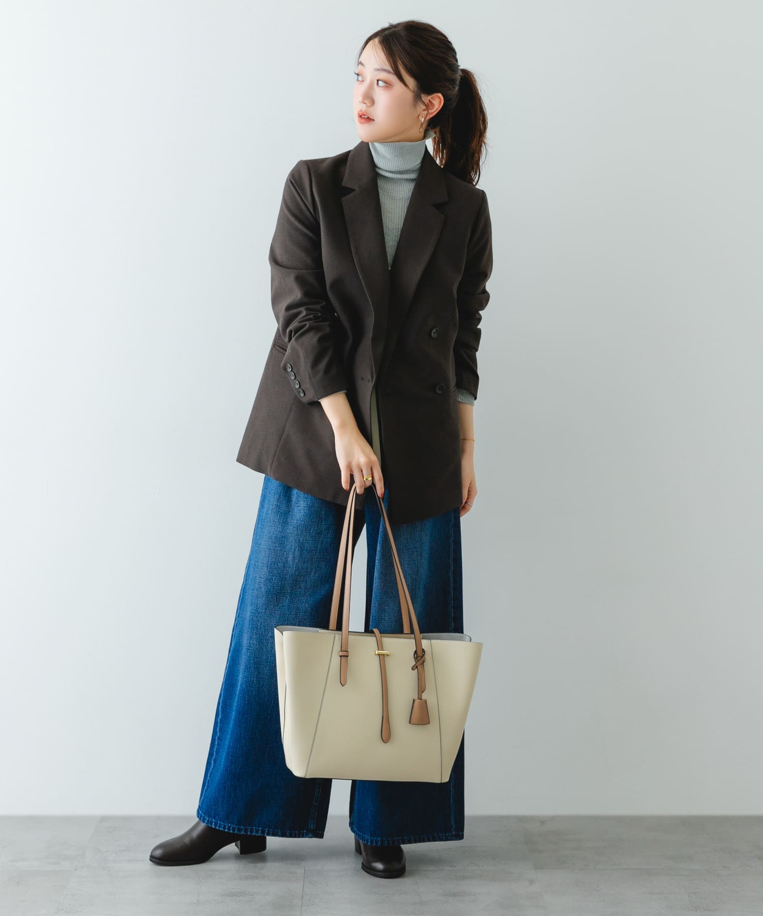 チャーム付A4トートバッグ IVORY one