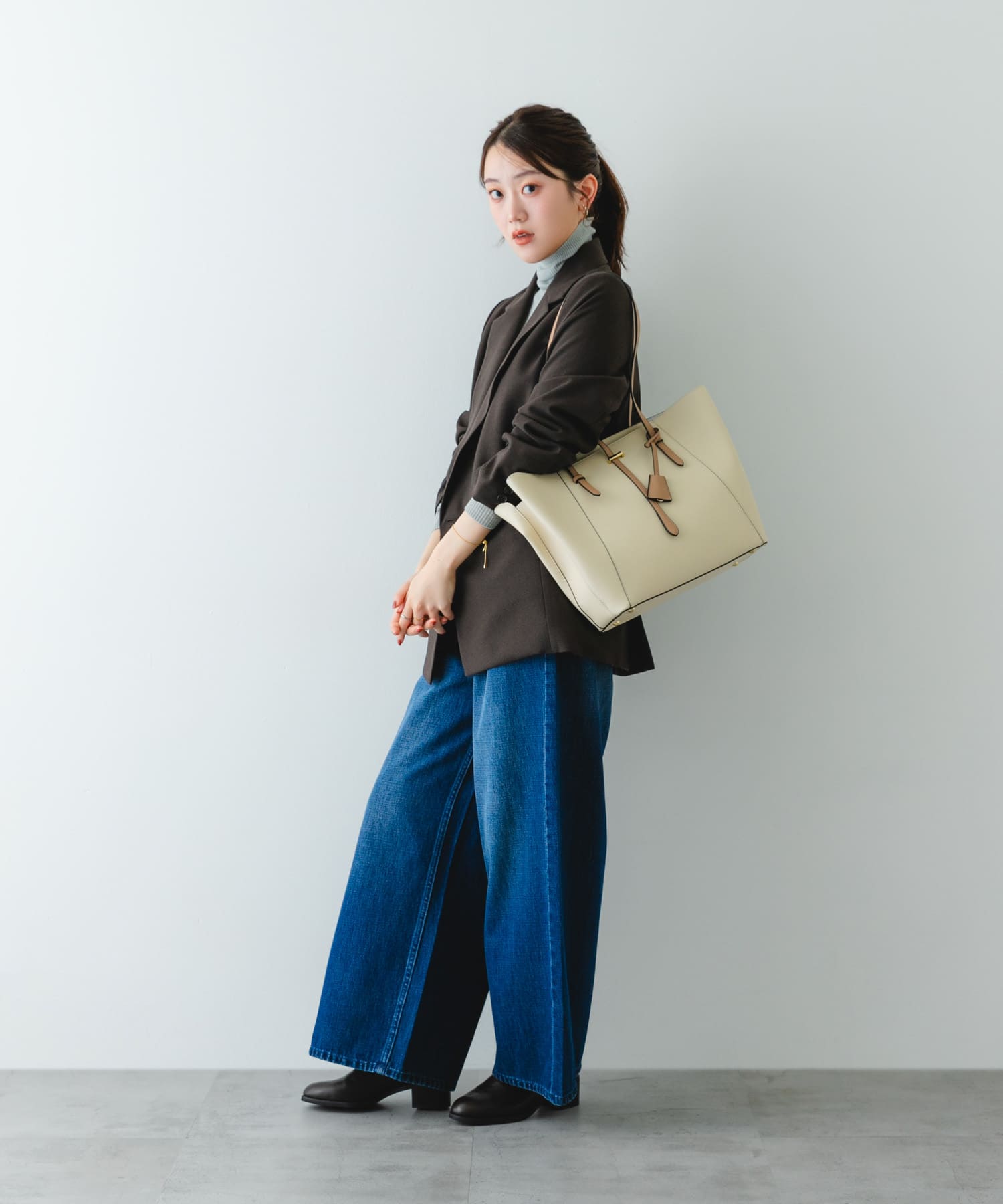 チャーム付A4トートバッグ IVORY one