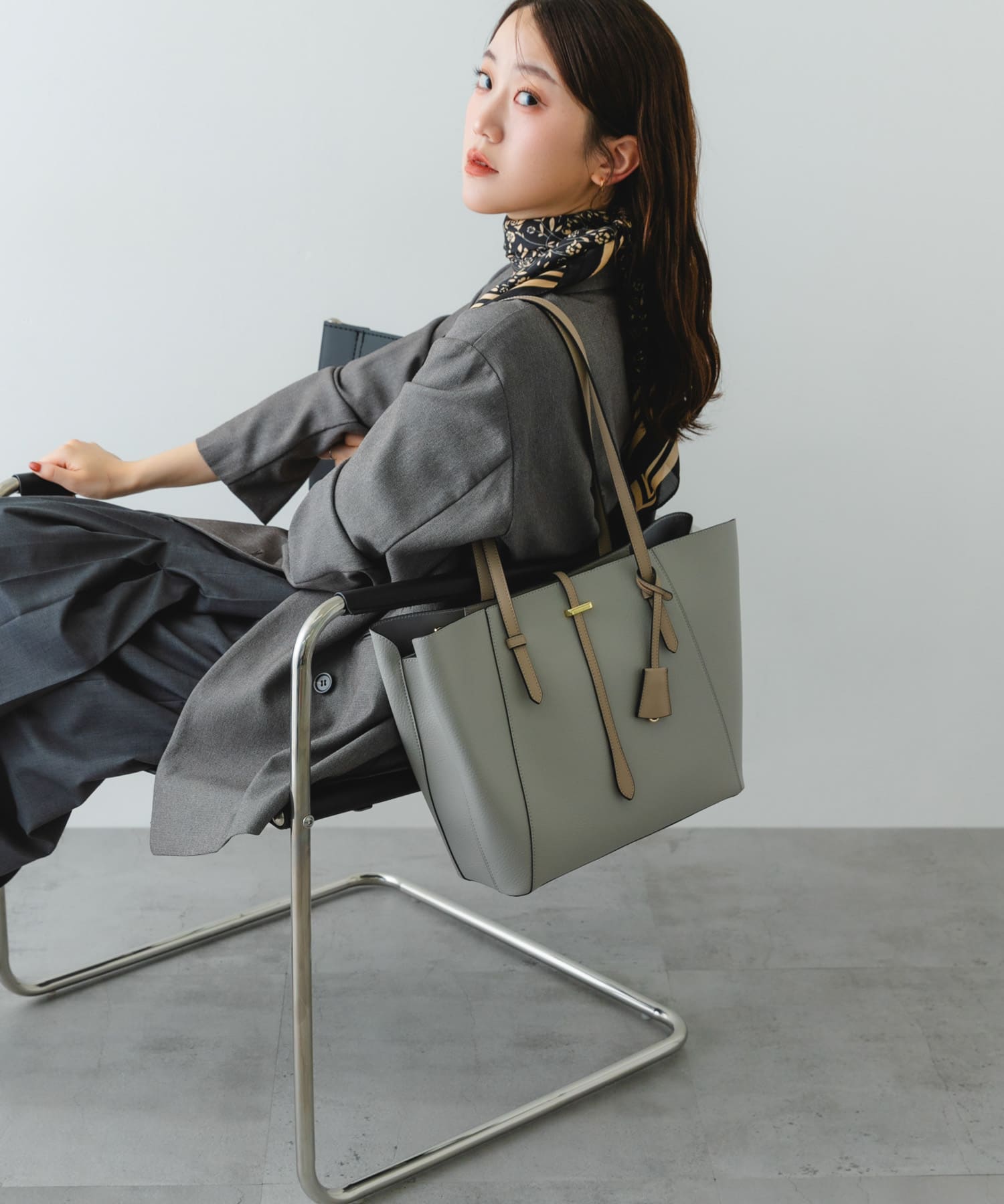 チャーム付A4トートバッグ GRAY one
