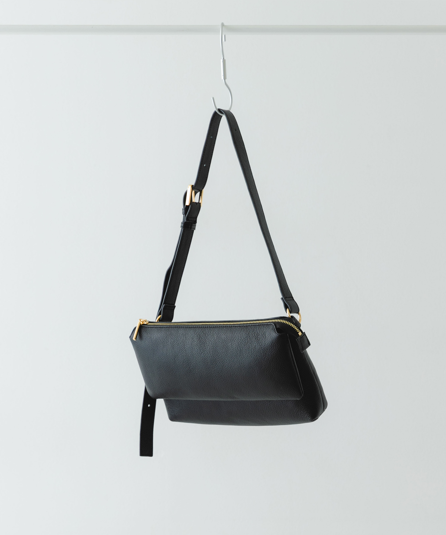 レザーボディバッグ