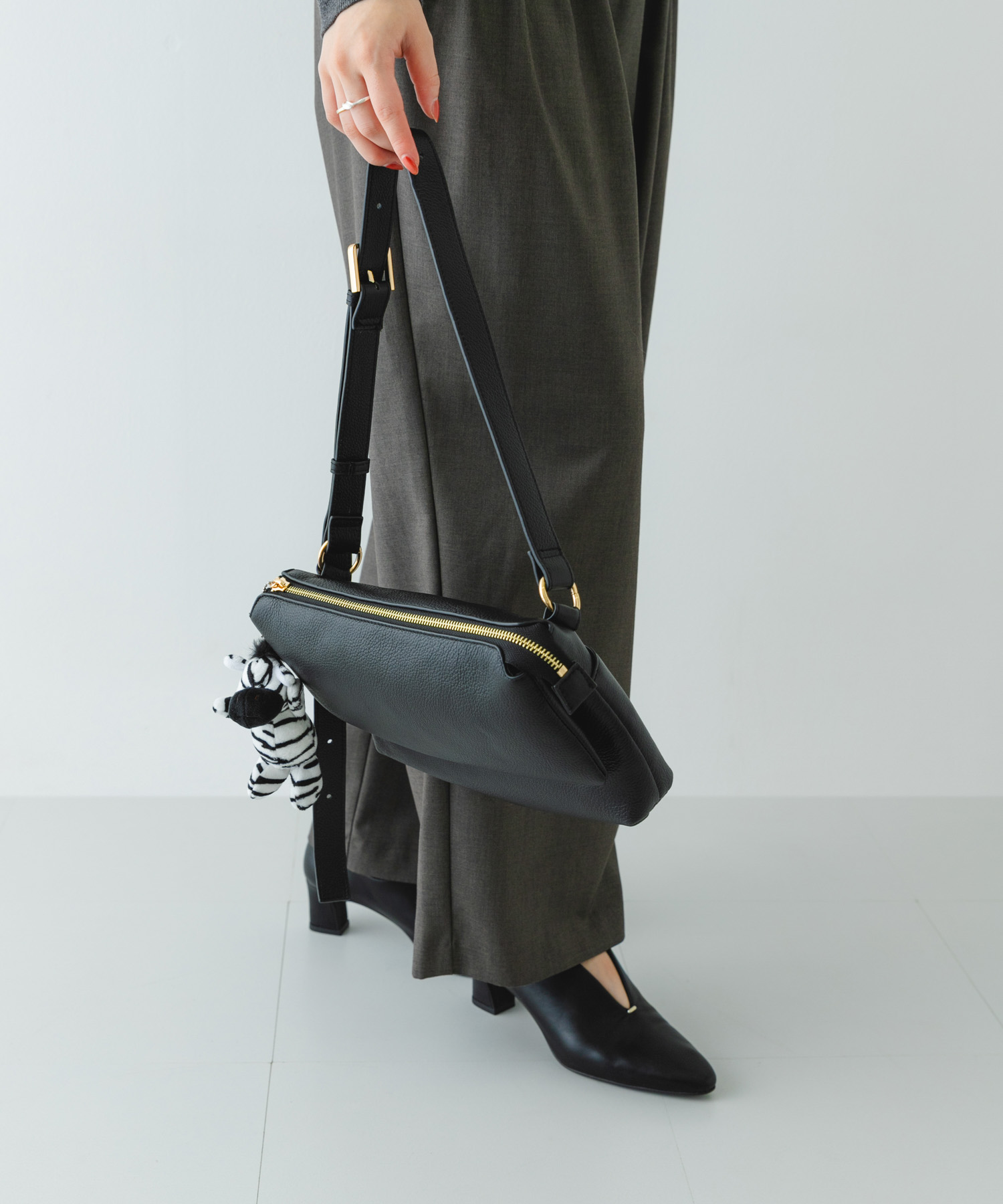 レザーボディバッグ BLACK one