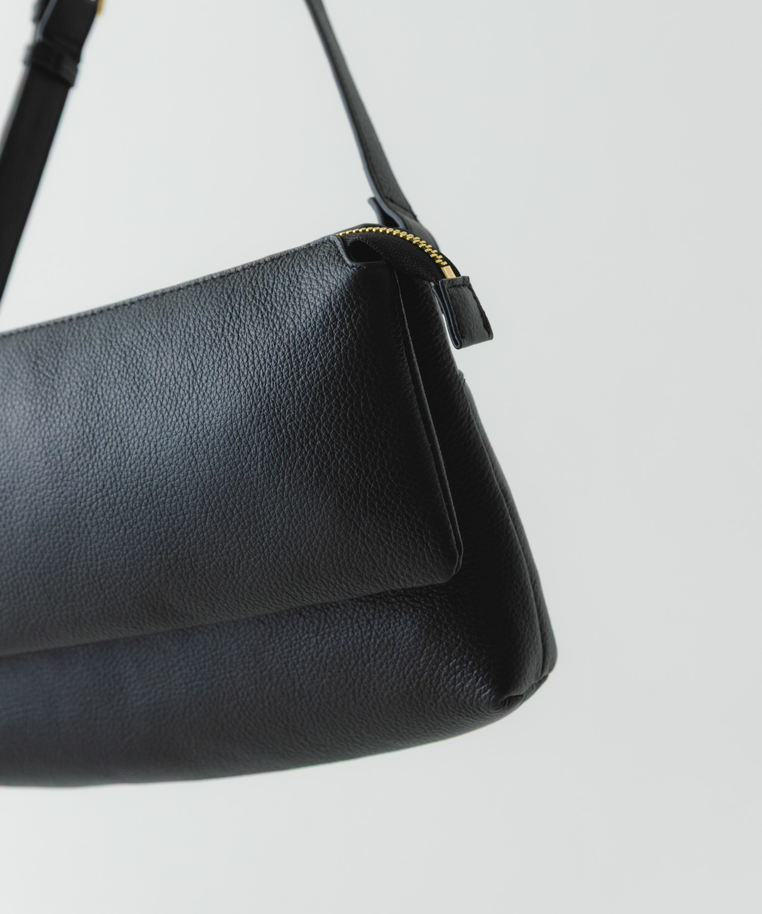 レザーボディバッグ BLACK one