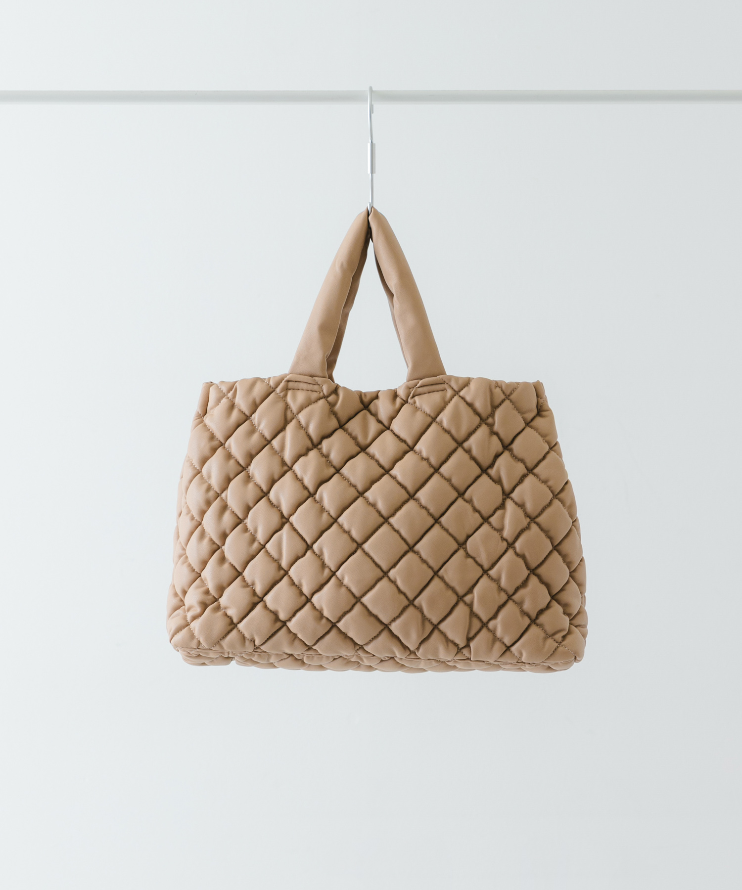 テープショルダーキルティングバッグ TAUPE one