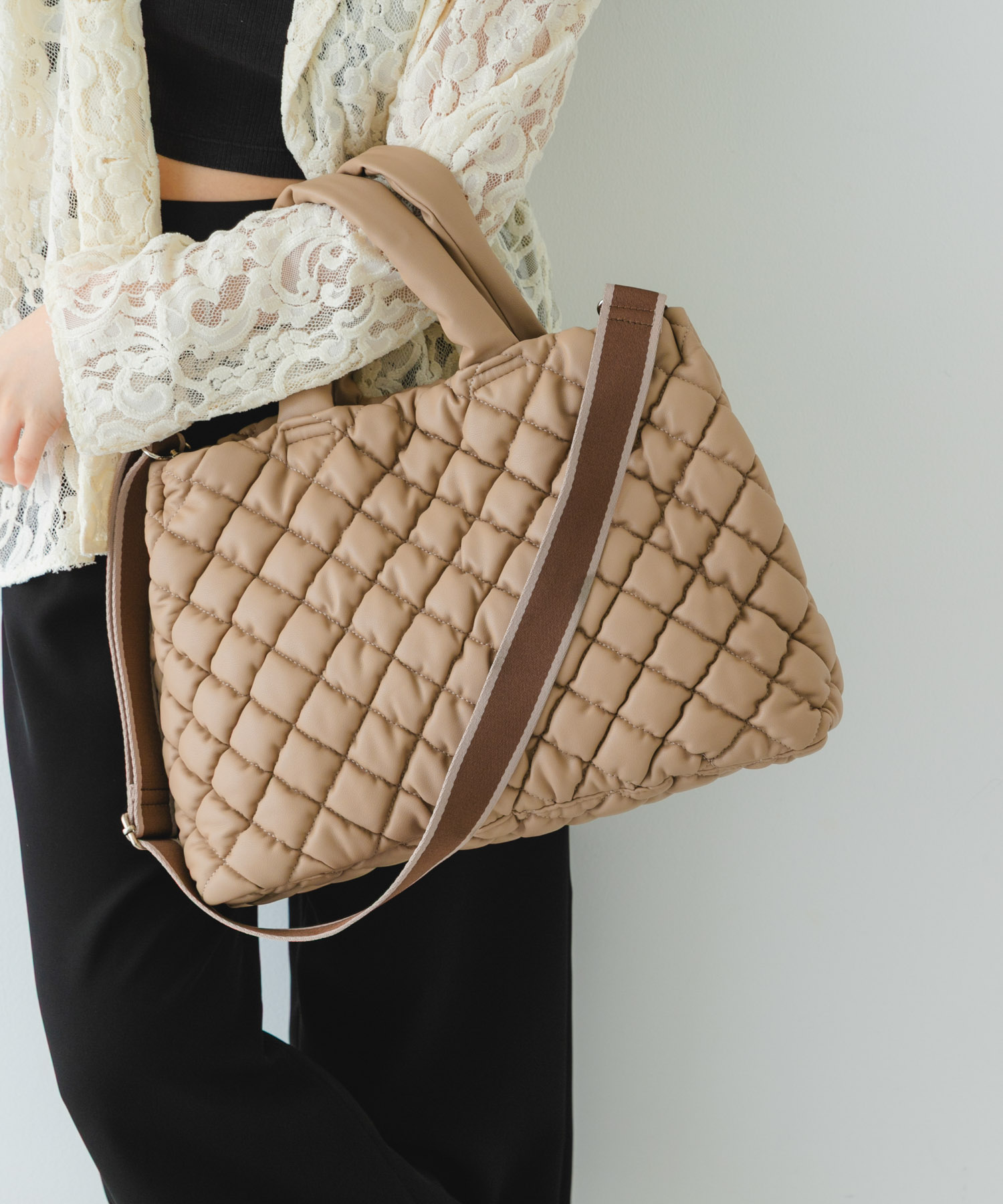 テープショルダーキルティングバッグ TAUPE one
